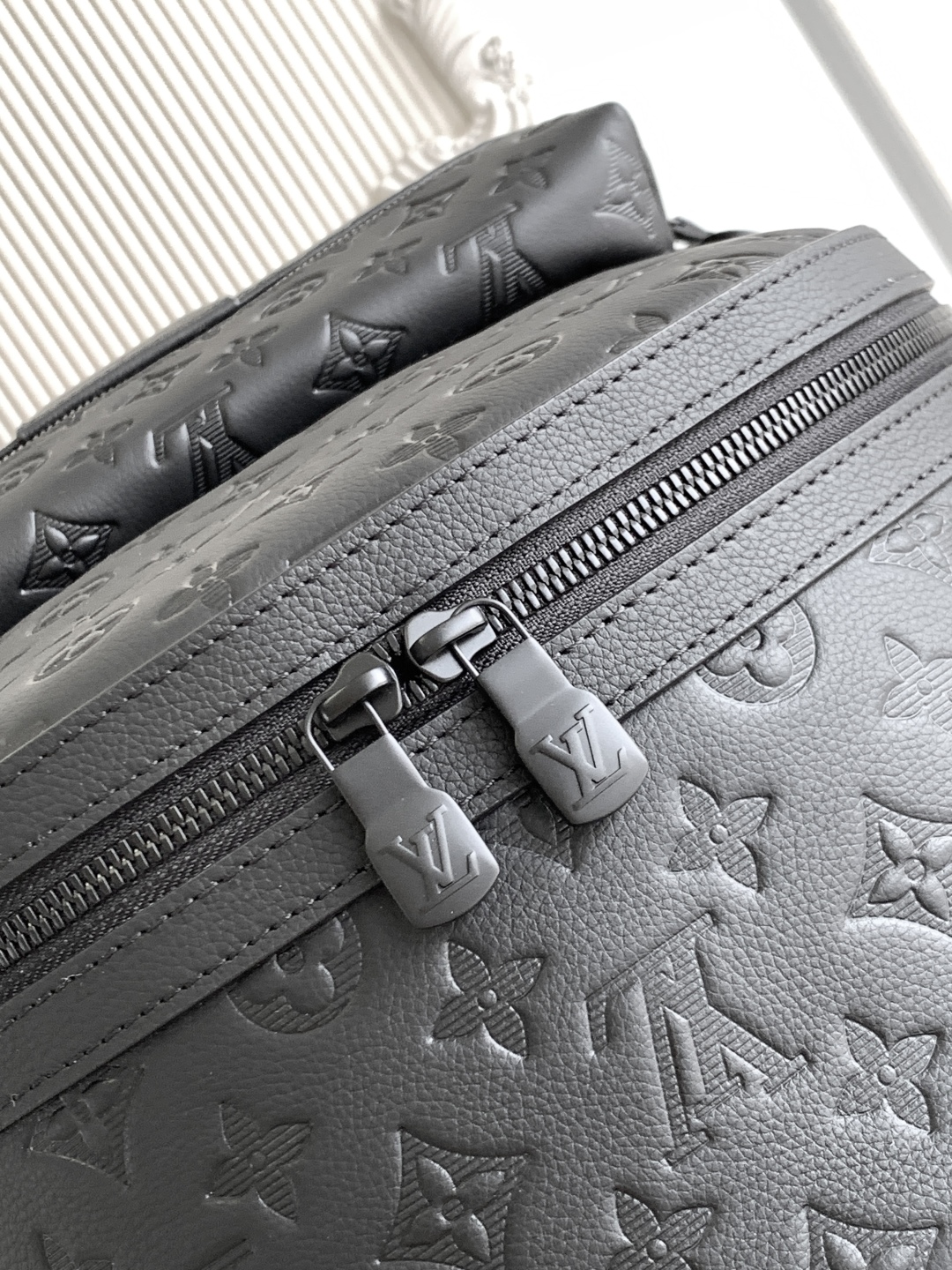 LOUIS VUITTON Discovery モノグラムエンボス ブラック バックパック ルイヴィトン