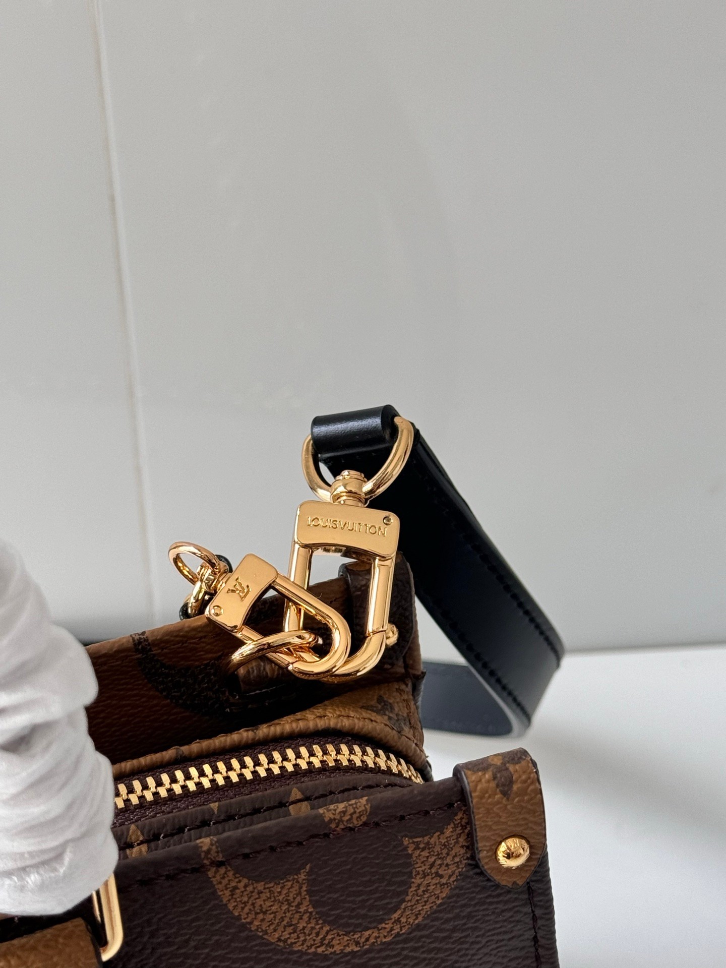 LOUIS VUITTON OnTheGo イーストウエスト チェーン モノグラムジャイアント リバース クロスボディバッグ ルイヴィトン