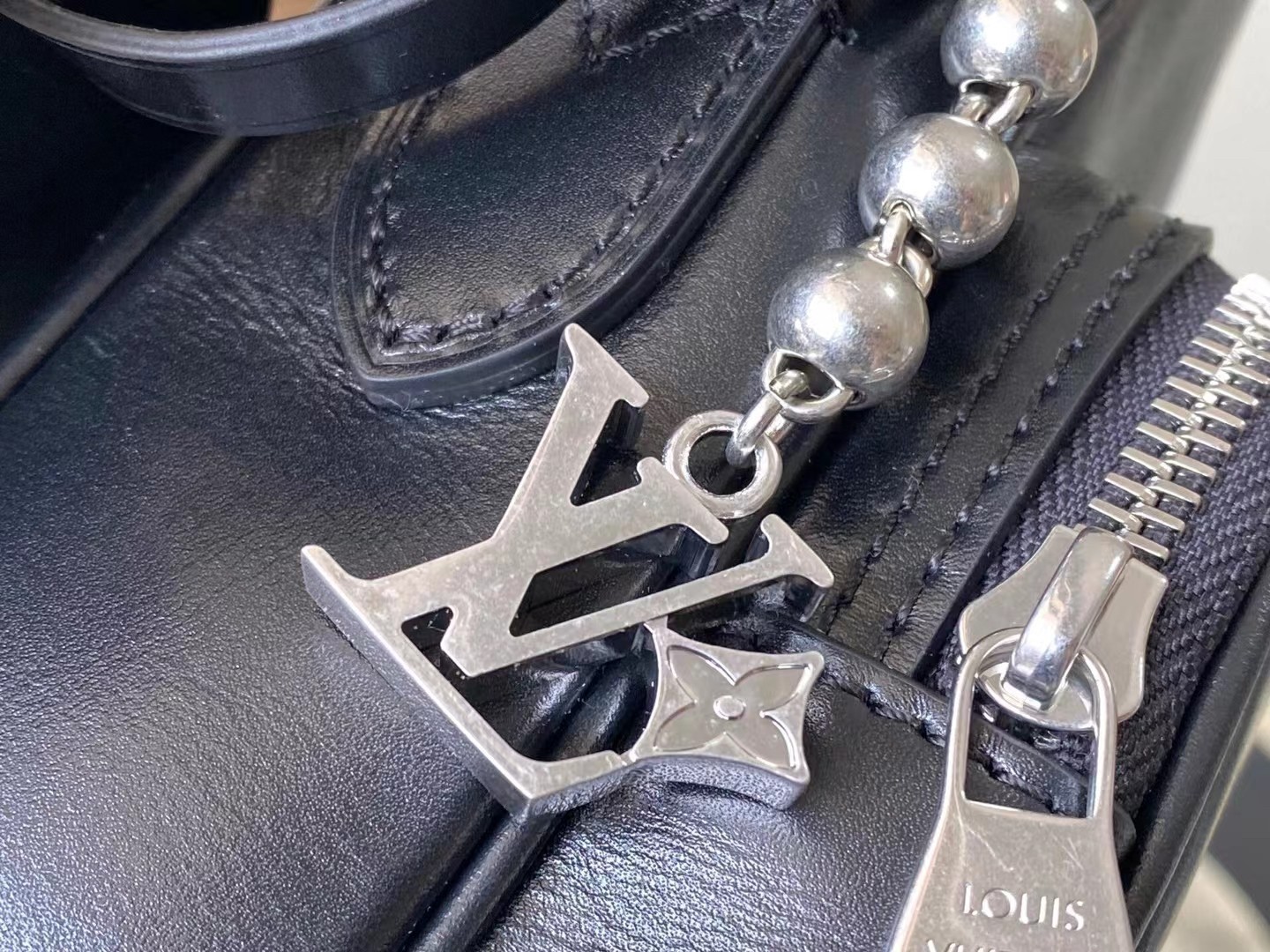 LOUIS VUITTON Nil ブラック スモールグレインレザー シティバッグ ルイヴィトン