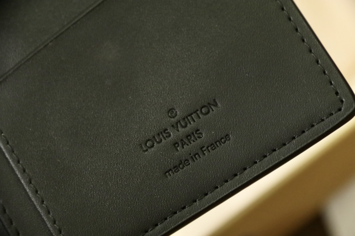 LOUIS VUITTON ポルトフォイユ・ブラザ タイガーレザー ブラック 二つ折り ロングウォレット