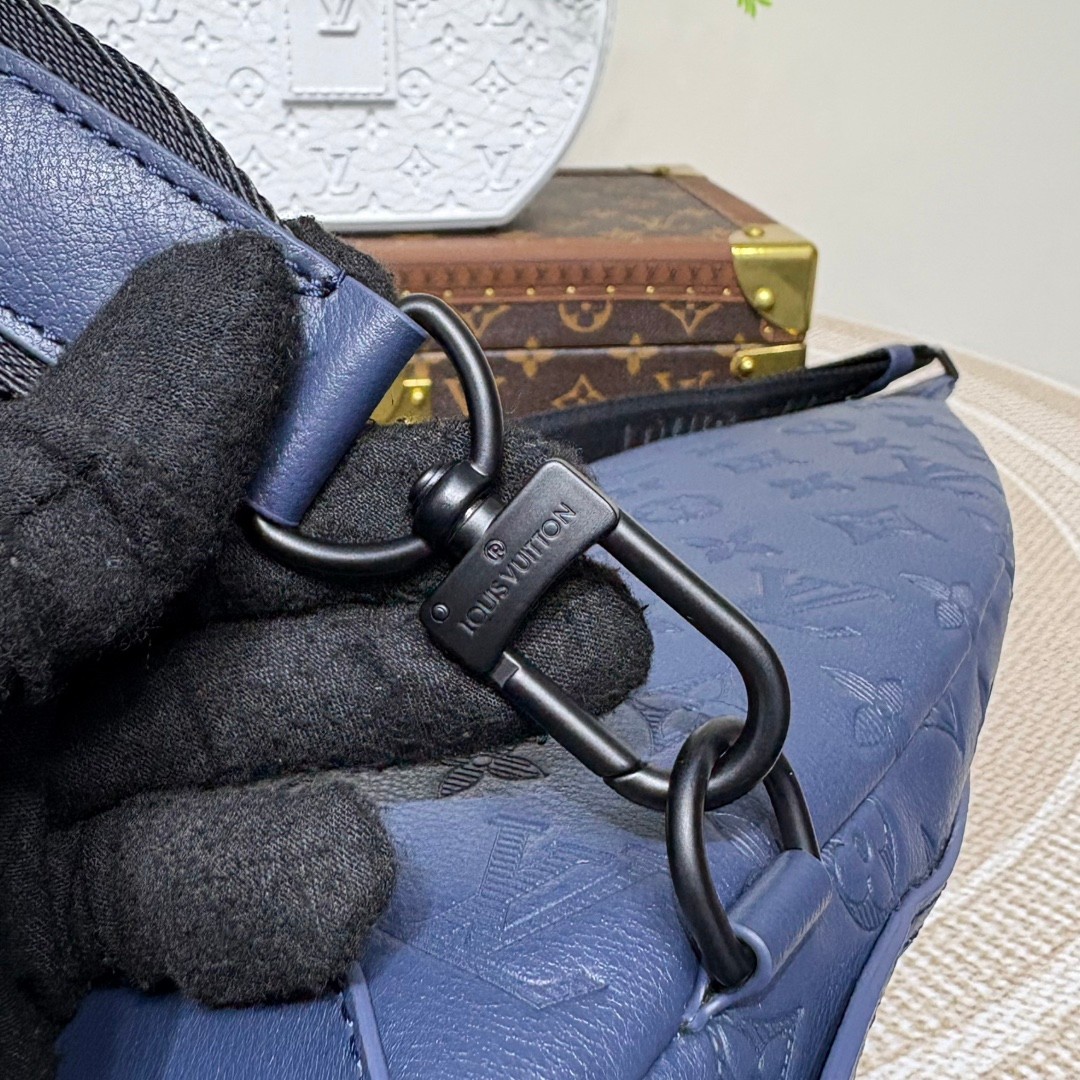 LOUIS VUITTON Duo Slingbag モノグラムシャドウ ネイビー ラウンドポーチ付き クロスボディバッグ ルイヴィトン