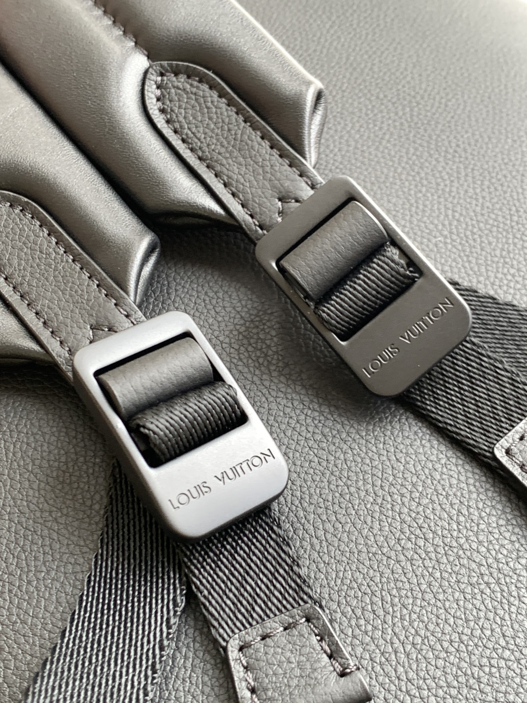 LOUIS VUITTON Discovery モノグラムエンボス ブラック バックパック ルイヴィトン