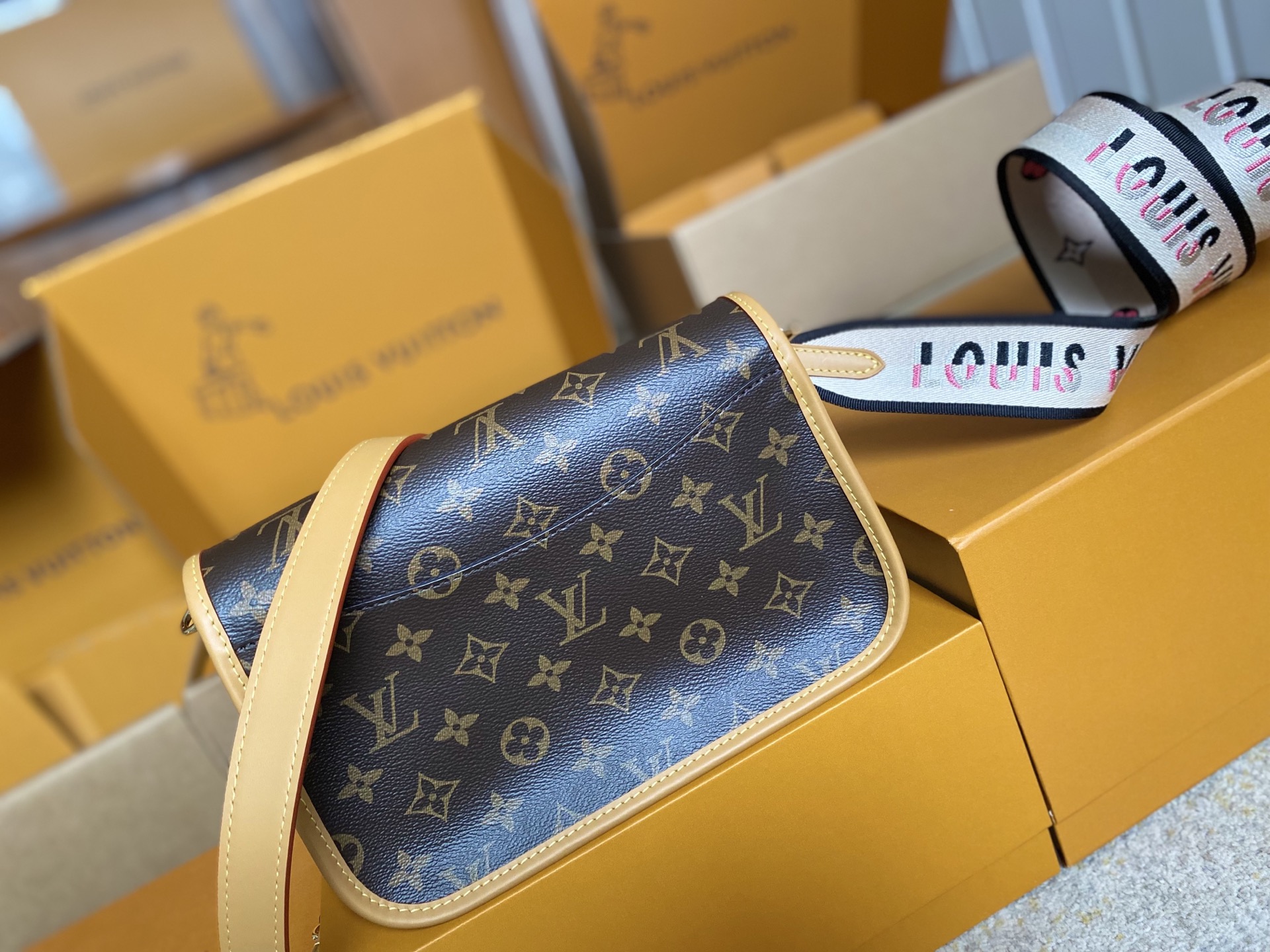 LOUIS VUITTON Diane モノグラムキャンバス クロスボディバッグ ルイヴィトン