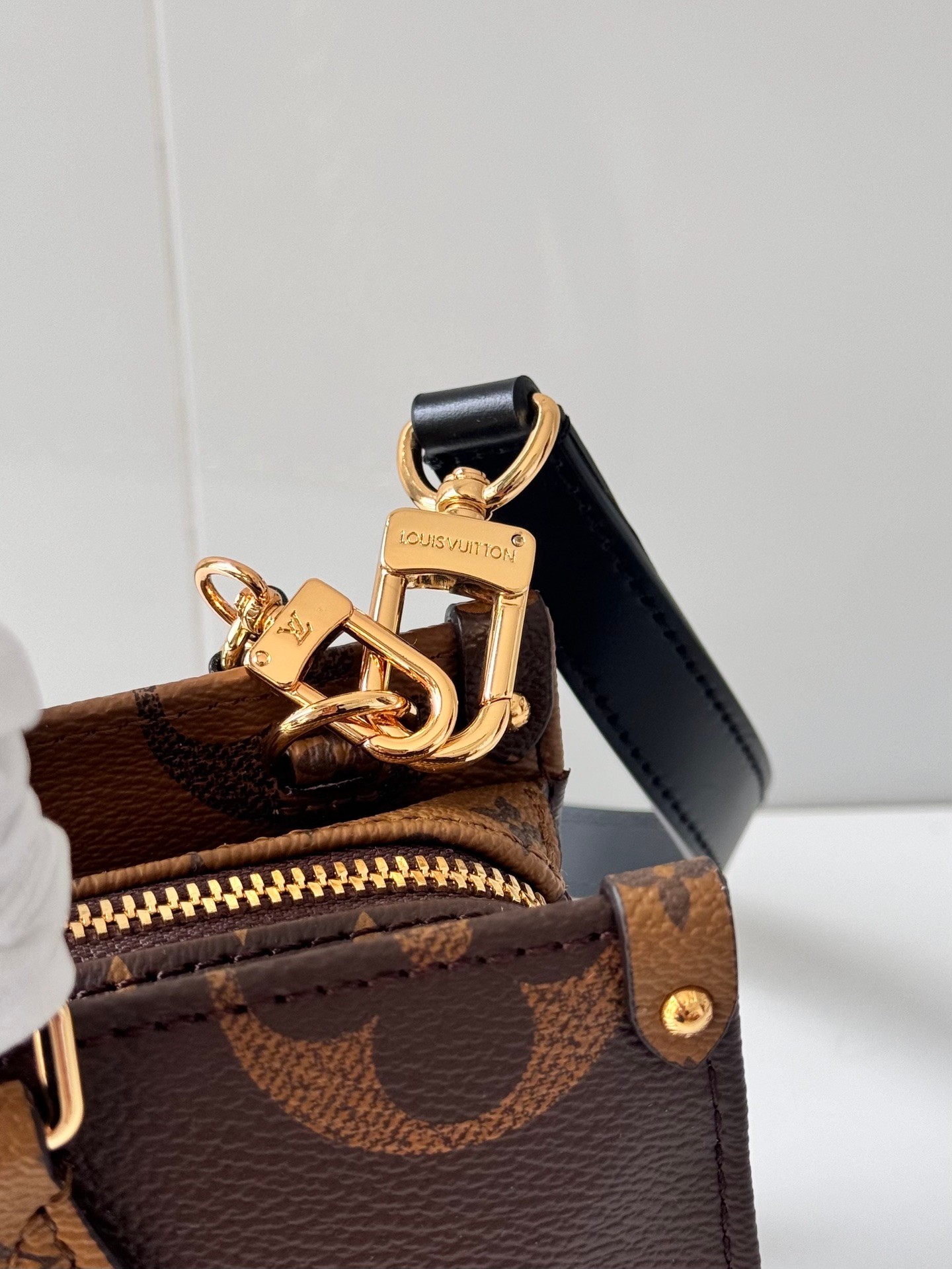 LOUIS VUITTON OnTheGo イーストウエスト チェーン モノグラムジャイアント リバース クロスボディバッグ ルイヴィトン