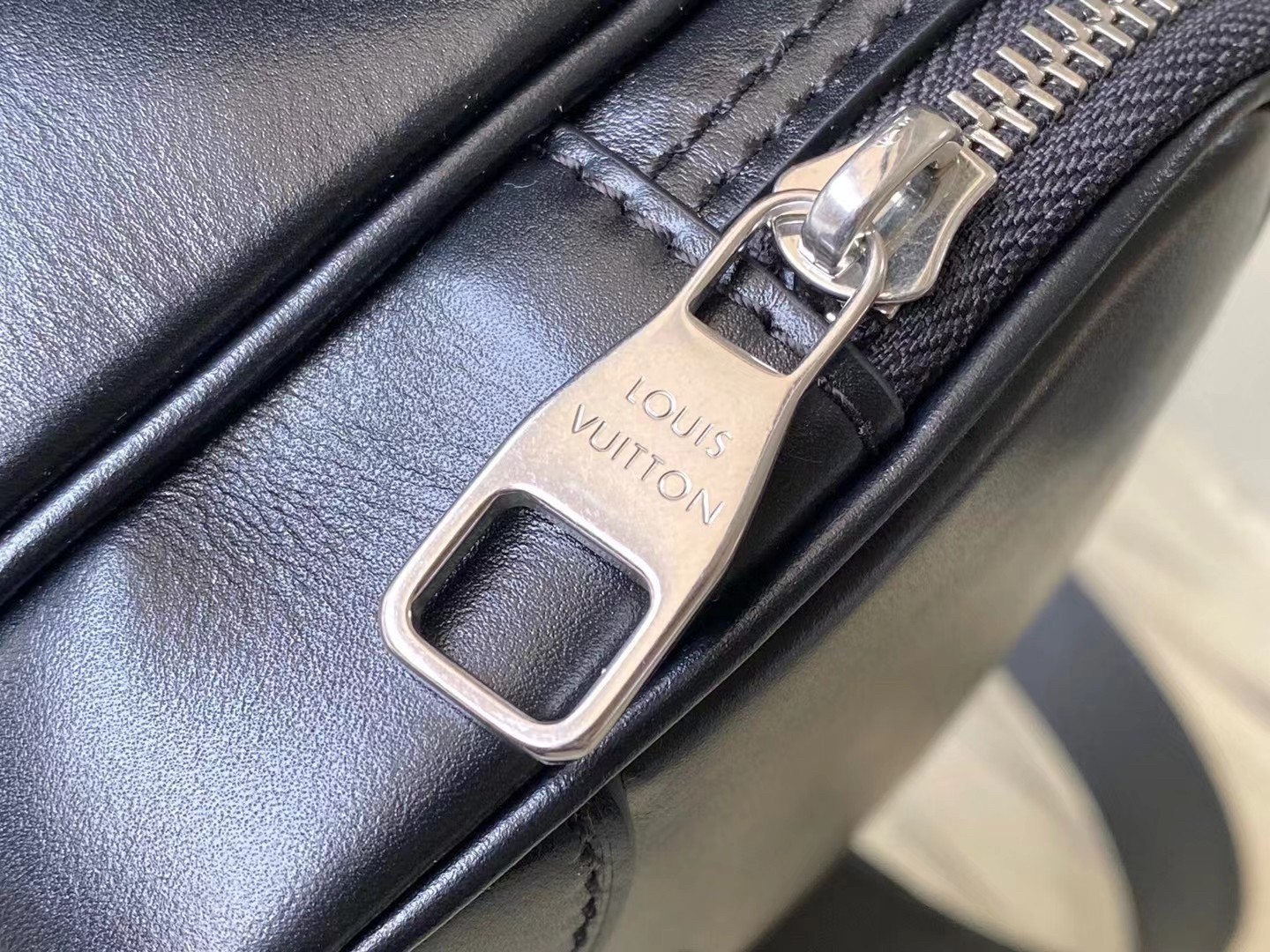 LOUIS VUITTON Nil ブラック スモールグレインレザー シティバッグ ルイヴィトン