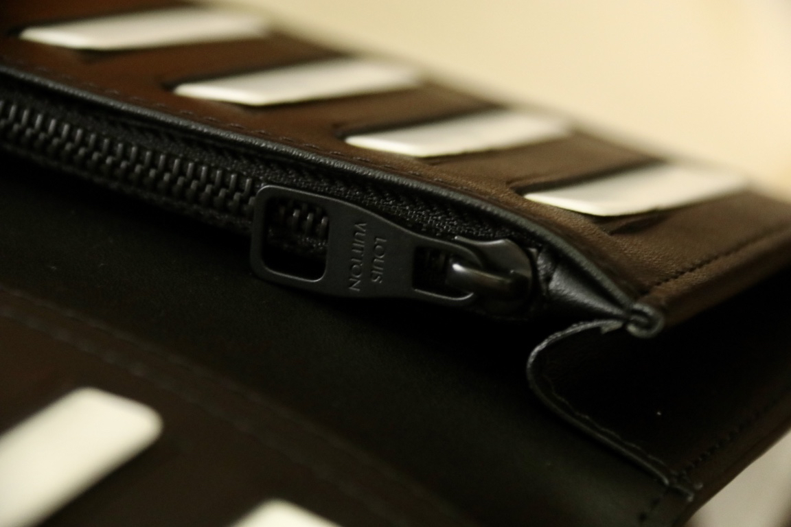 LOUIS VUITTON ポルトフォイユ・ブラザ タイガーレザー ブラック 二つ折り ロングウォレット