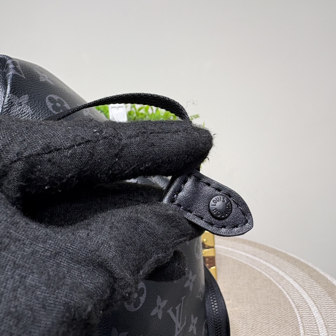 LOUIS VUITTON Montsouris バックパック モノグラムエクリプス ブラック クロスボディバッグ ルイヴィトン