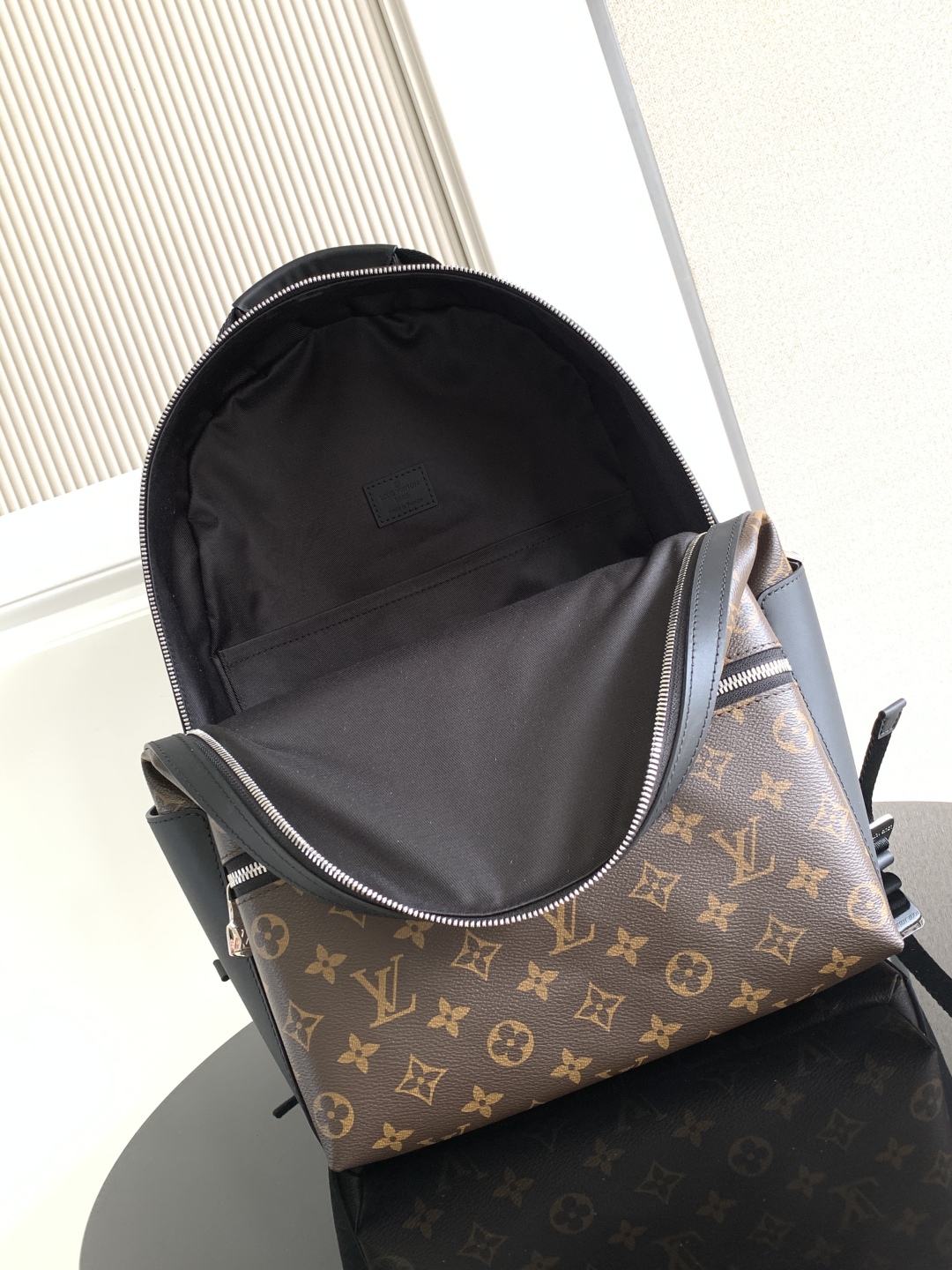 LOUIS VUITTON Discovery PM モノグラムマカサー バックパック ルイヴィトン