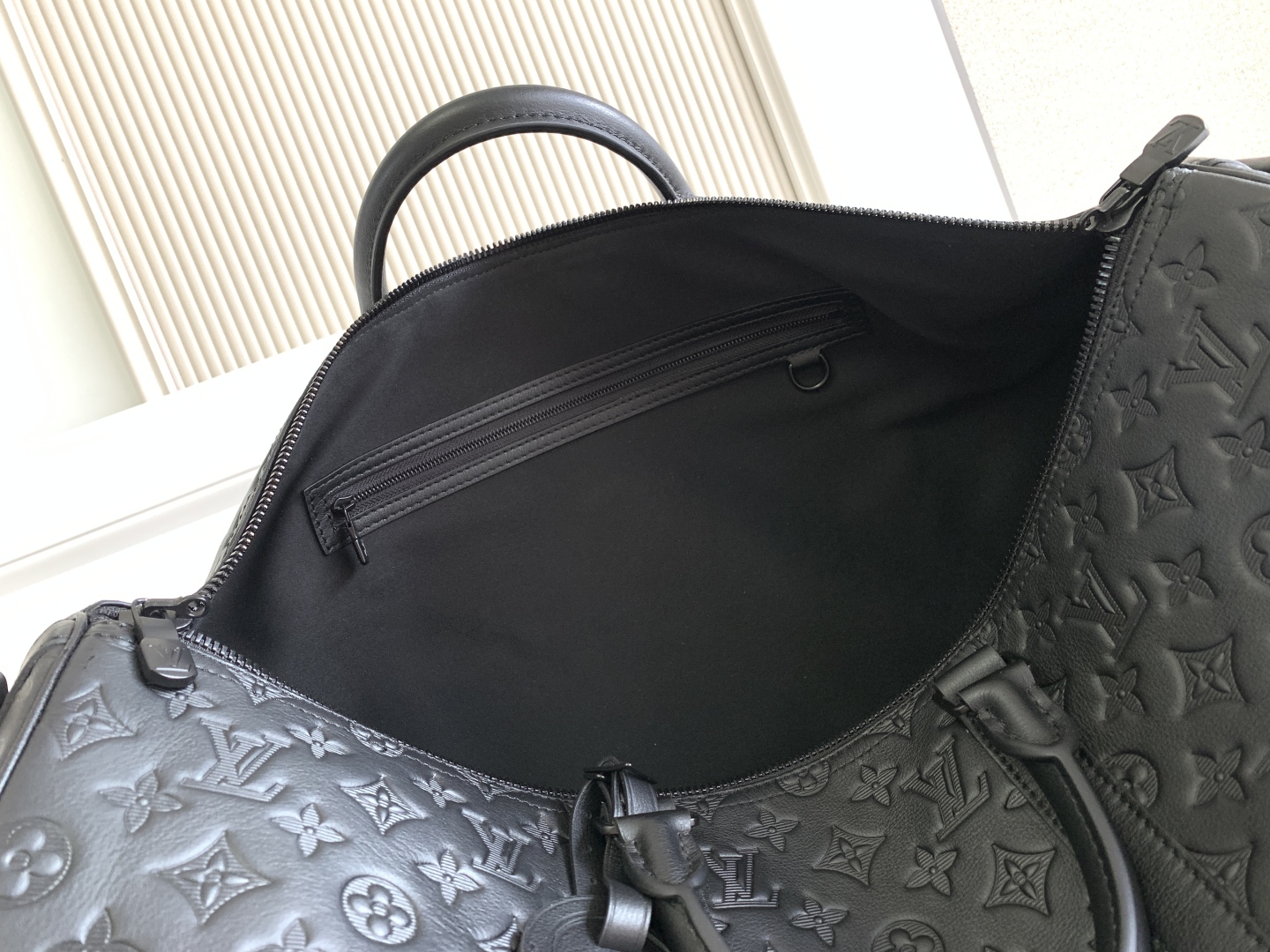 LOUIS VUITTON モノグラムシャドウ エンボスレザー キャリーオンバッグ マットブラック金具 ルイヴィトン