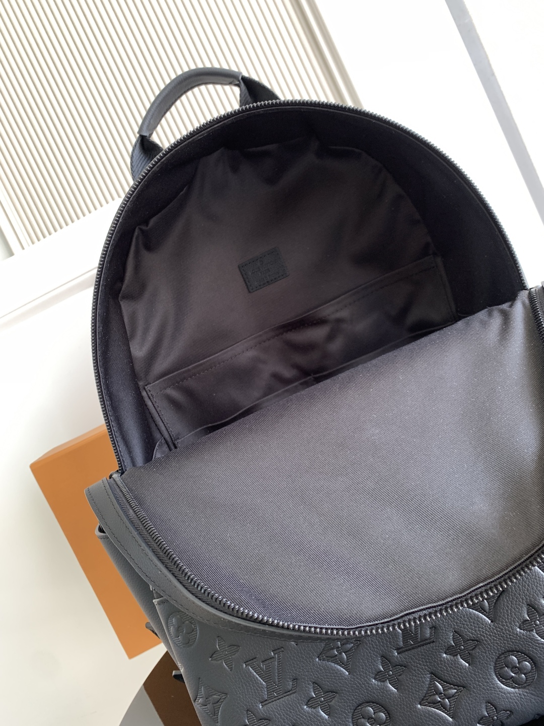 LOUIS VUITTON Discovery モノグラムエンボス ブラック バックパック ルイヴィトン