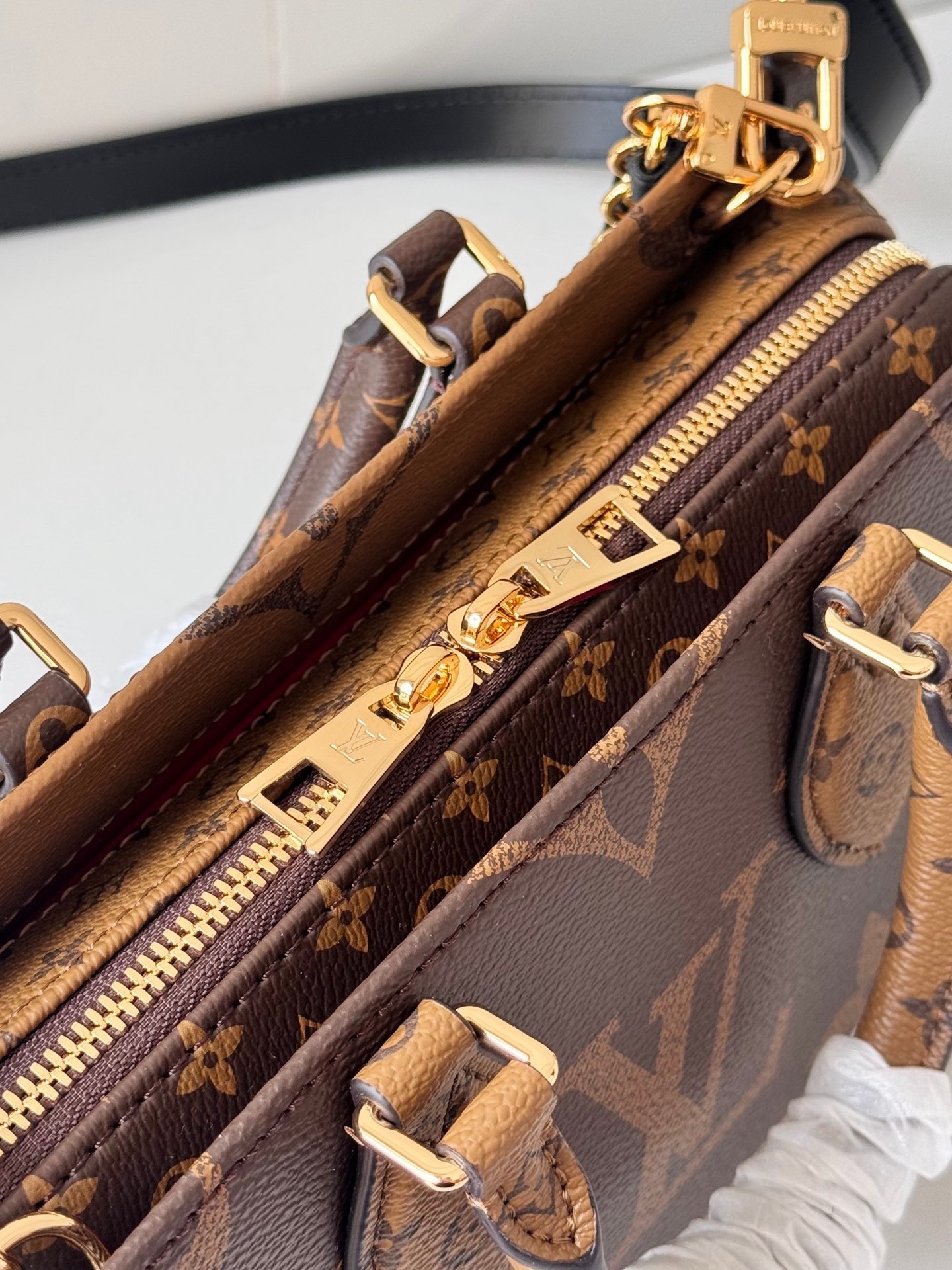 LOUIS VUITTON OnTheGo イーストウエスト チェーン モノグラムジャイアント リバース クロスボディバッグ ルイヴィトン