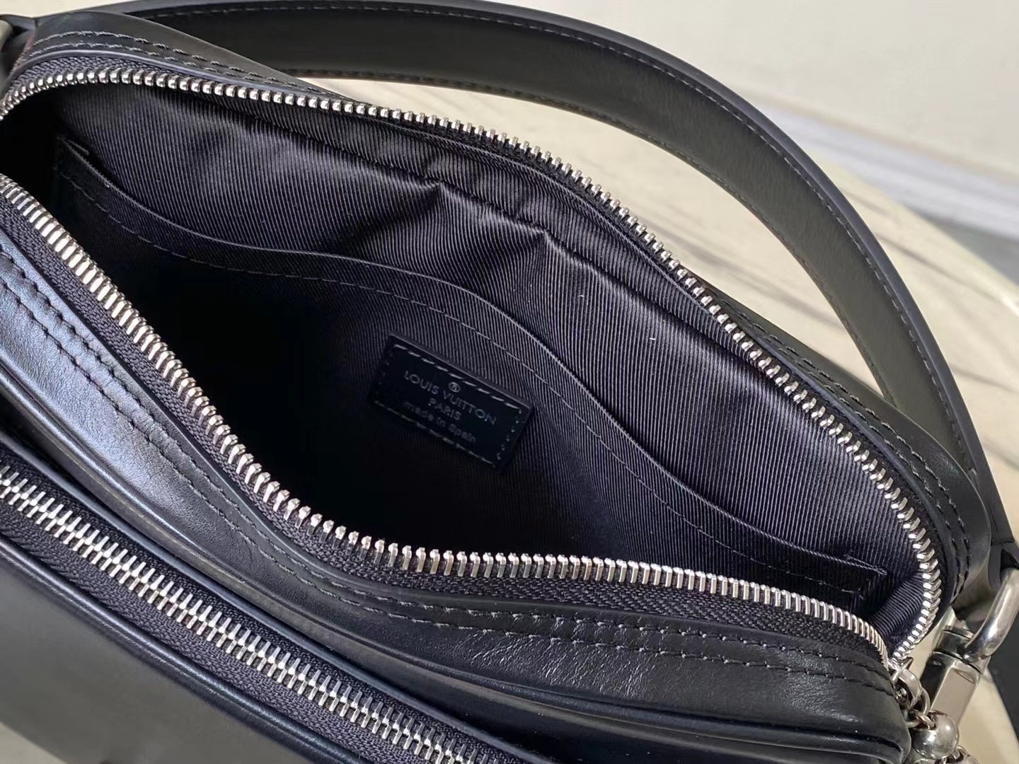 LOUIS VUITTON Nil ブラック スモールグレインレザー シティバッグ ルイヴィトン