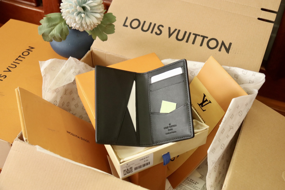 LOUIS VUITTON パスポートケース タイガーレザー ブラック カードスロット付き