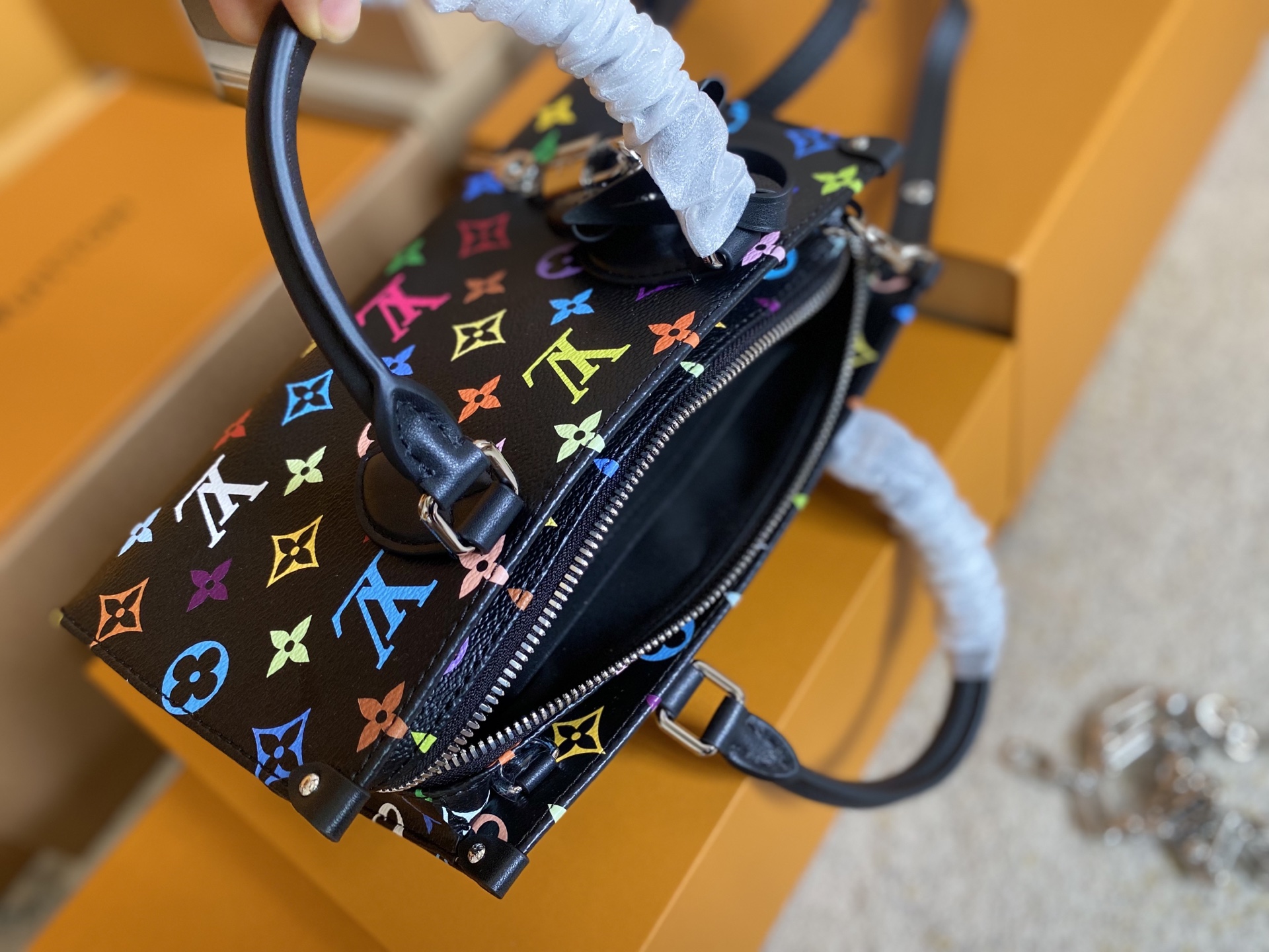 LOUIS VUITTON OnTheGo East West モノグラムマルチカラー 村上隆コラボ クロスボディバッグ ルイヴィトン