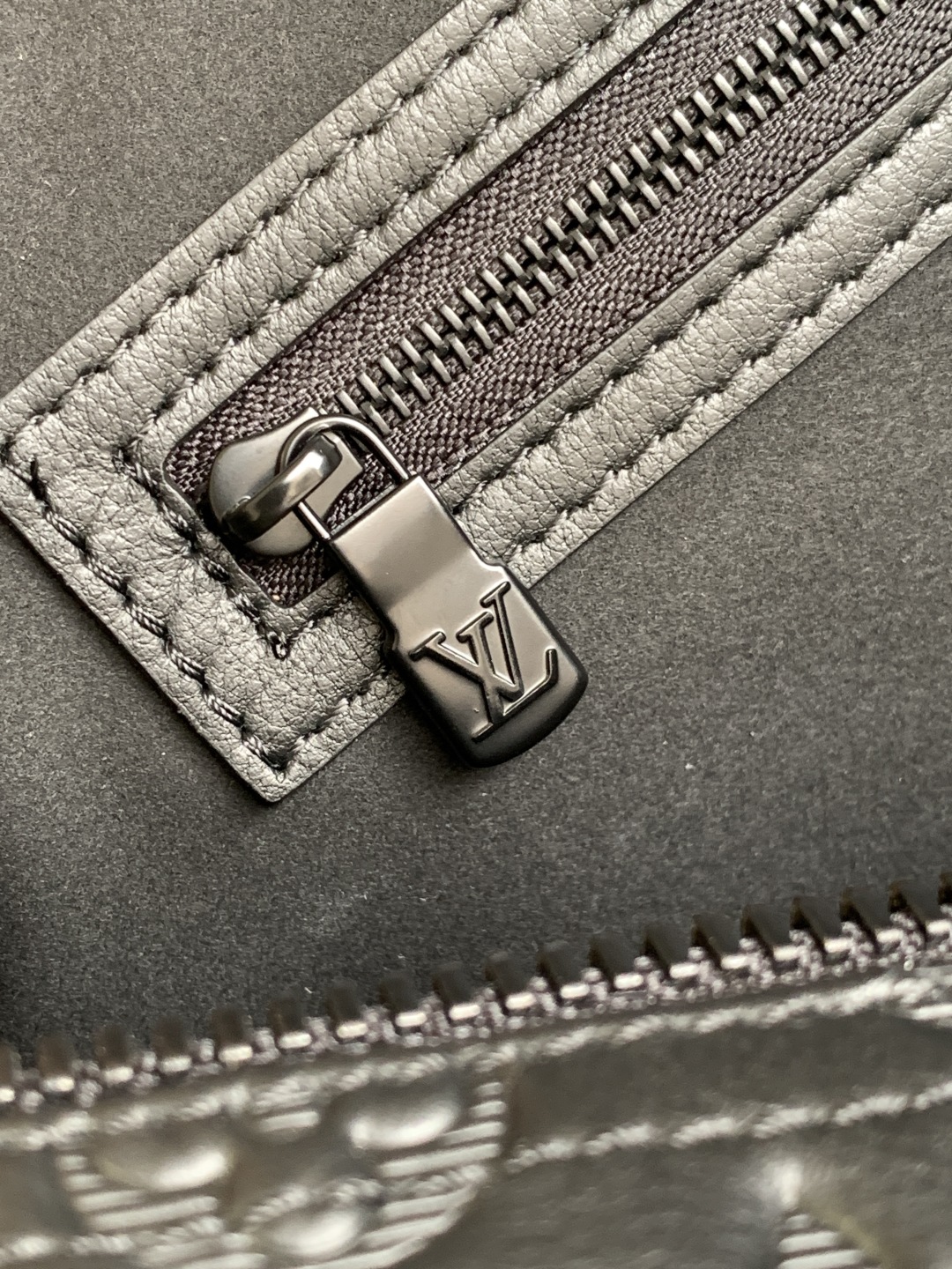 LOUIS VUITTON モノグラムシャドウ エンボスレザー キャリーオンバッグ マットブラック金具 ルイヴィトン