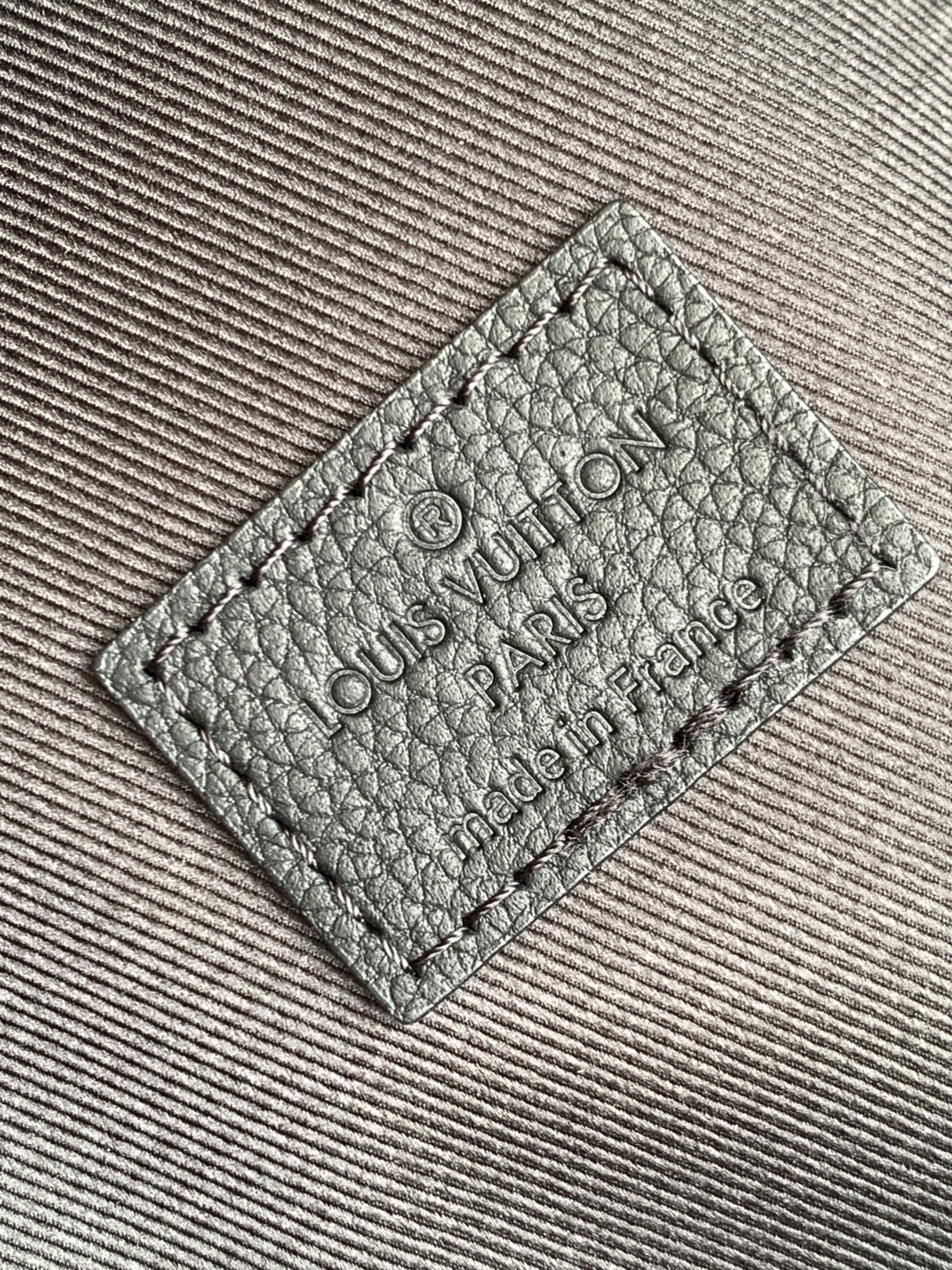 LOUIS VUITTON Discovery モノグラムエンボス ブラック バックパック ルイヴィトン