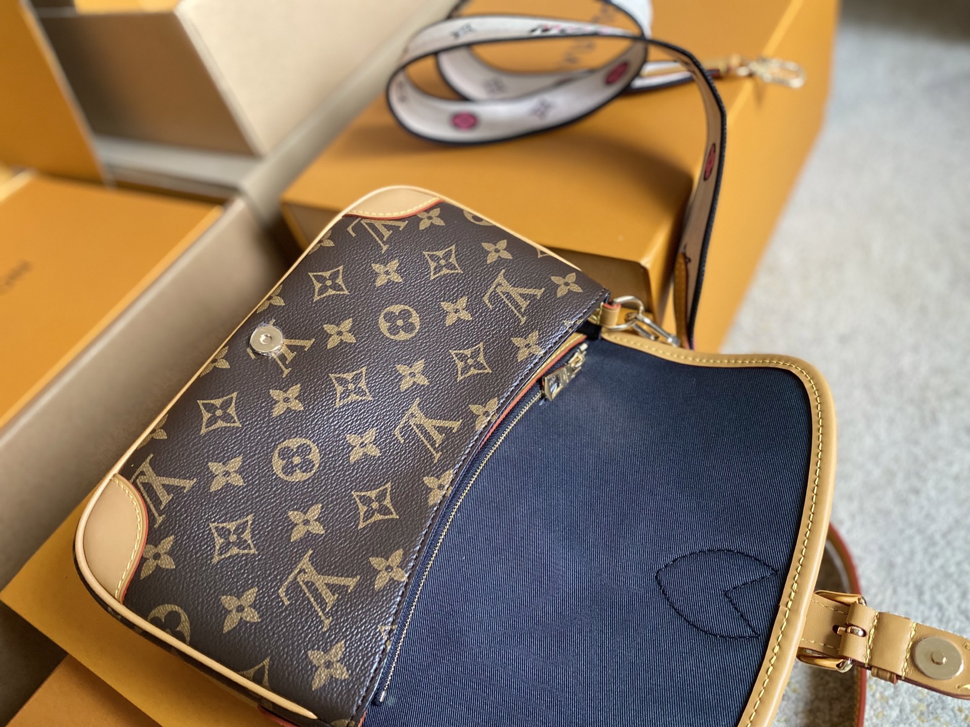 LOUIS VUITTON Diane モノグラムキャンバス クロスボディバッグ ルイヴィトン