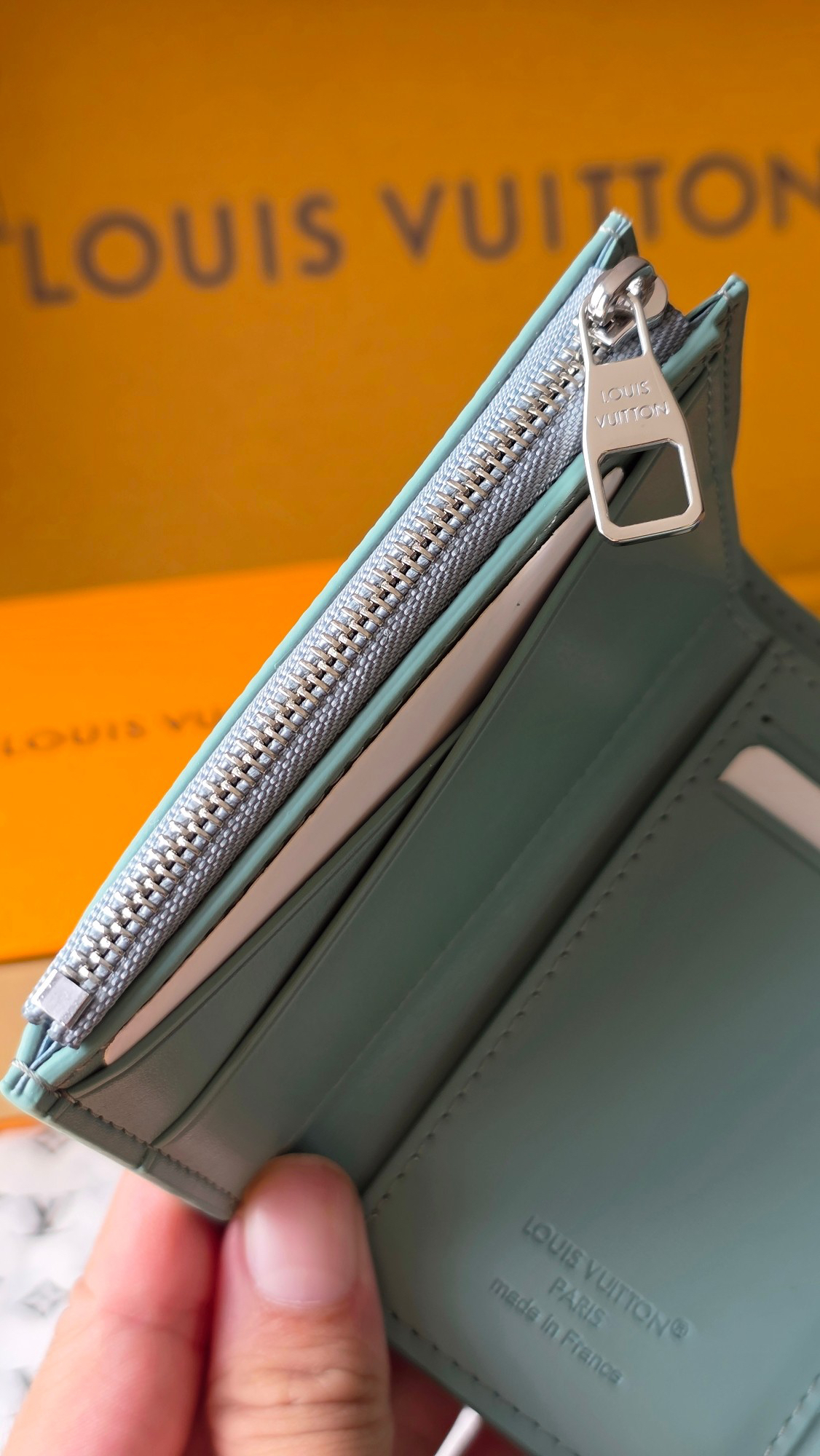 LOUIS VUITTON ポルトフォイユ・ヴィクター ワックスドカーフスキン ターコイズブルー 三つ折り ウォレット