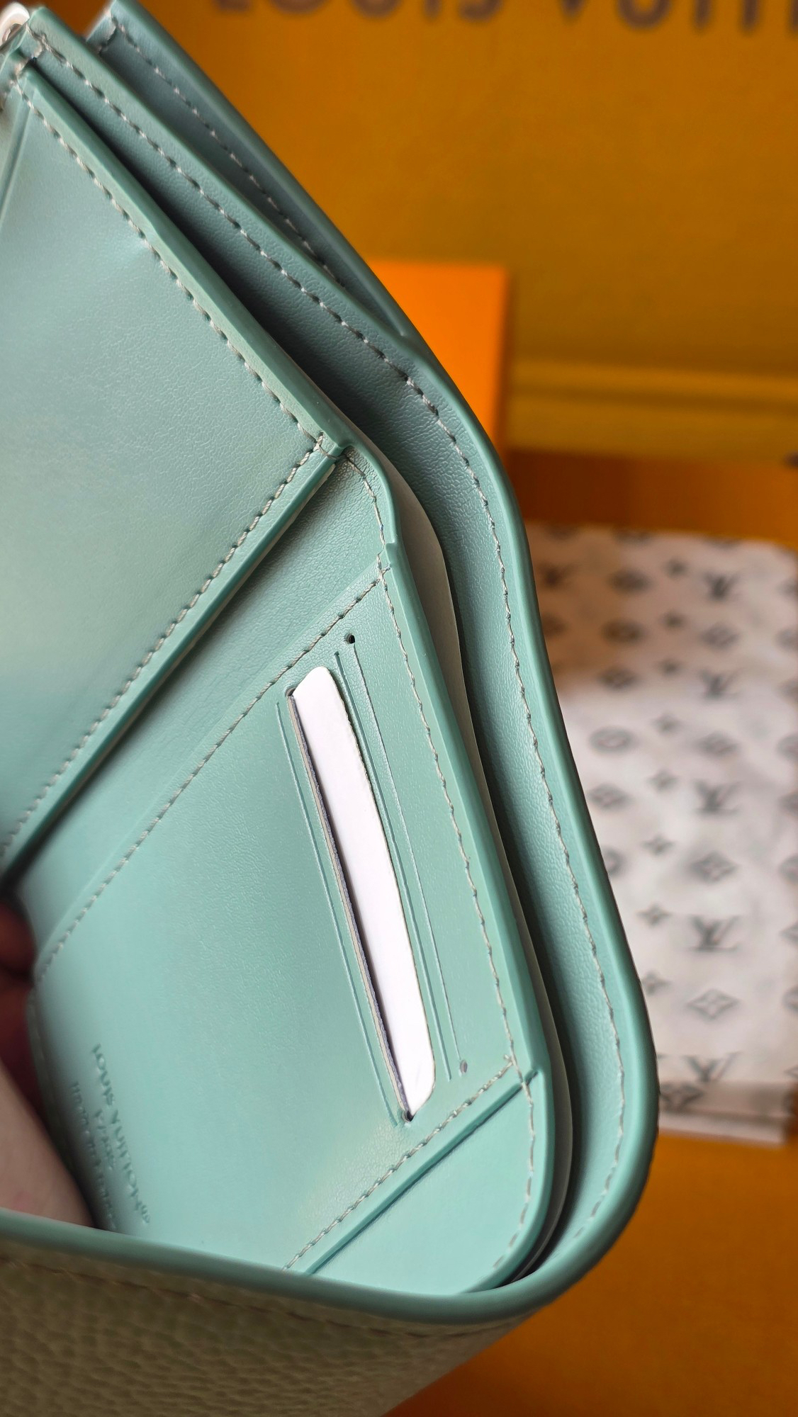 LOUIS VUITTON ポルトフォイユ・ヴィクター ワックスドカーフスキン ターコイズブルー 三つ折り ウォレット