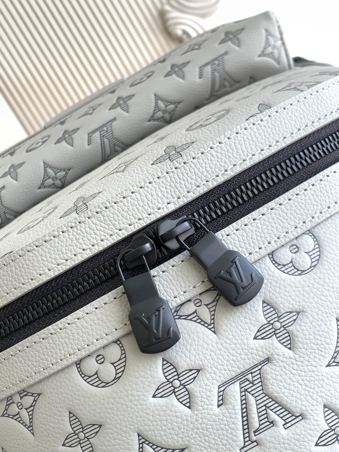 LOUIS VUITTON Discovery モノグラムエンボス スモークグレー バックパック ルイヴィトン