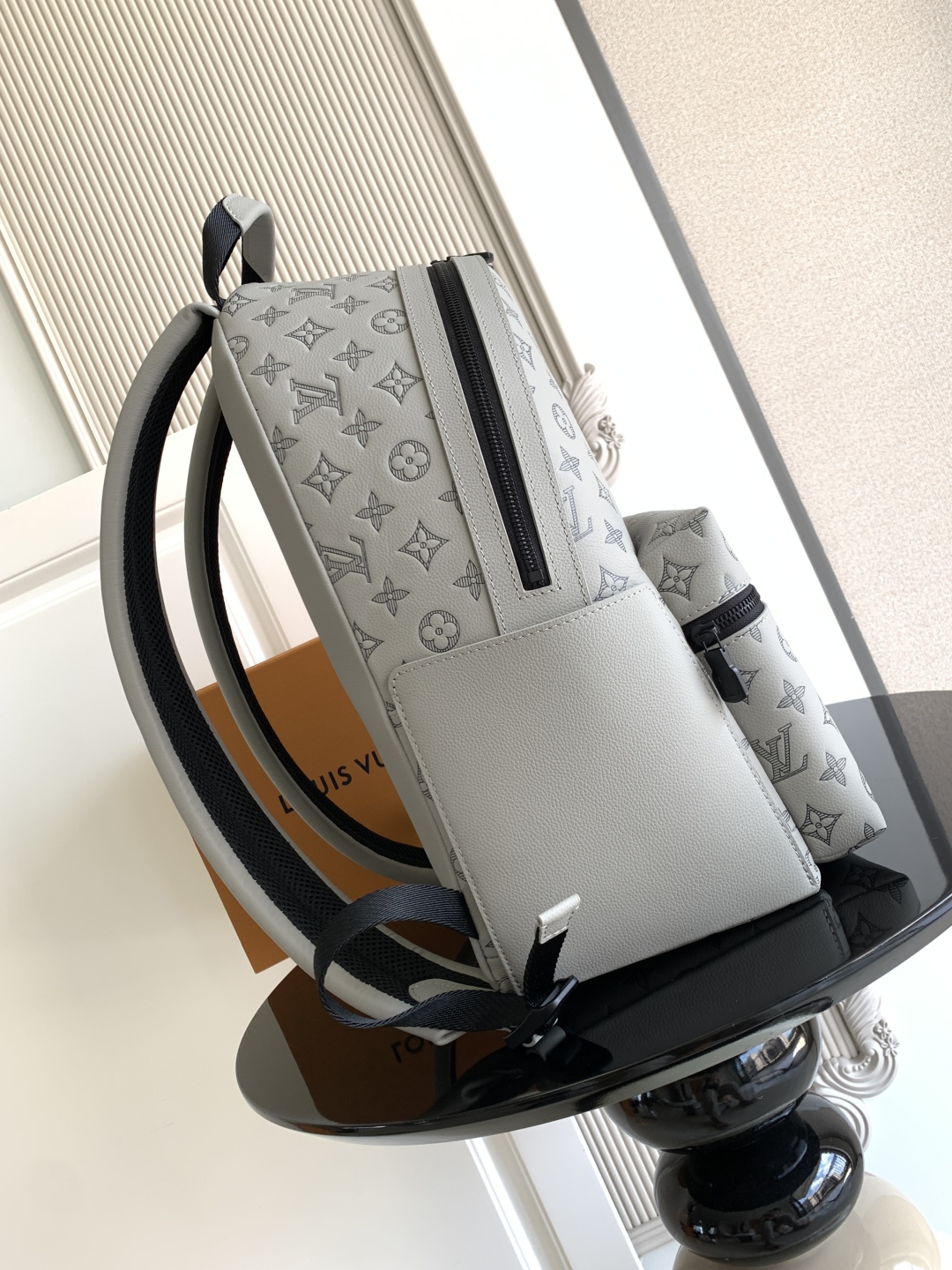 LOUIS VUITTON Discovery モノグラムエンボス スモークグレー バックパック ルイヴィトン