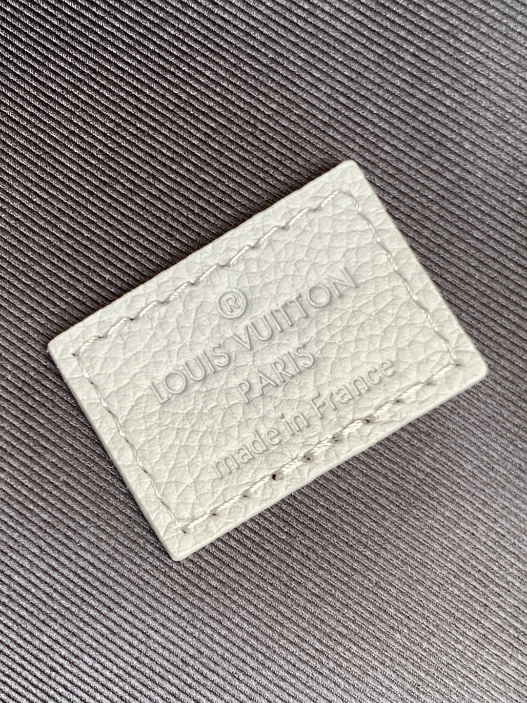 LOUIS VUITTON Discovery モノグラムエンボス スモークグレー バックパック ルイヴィトン