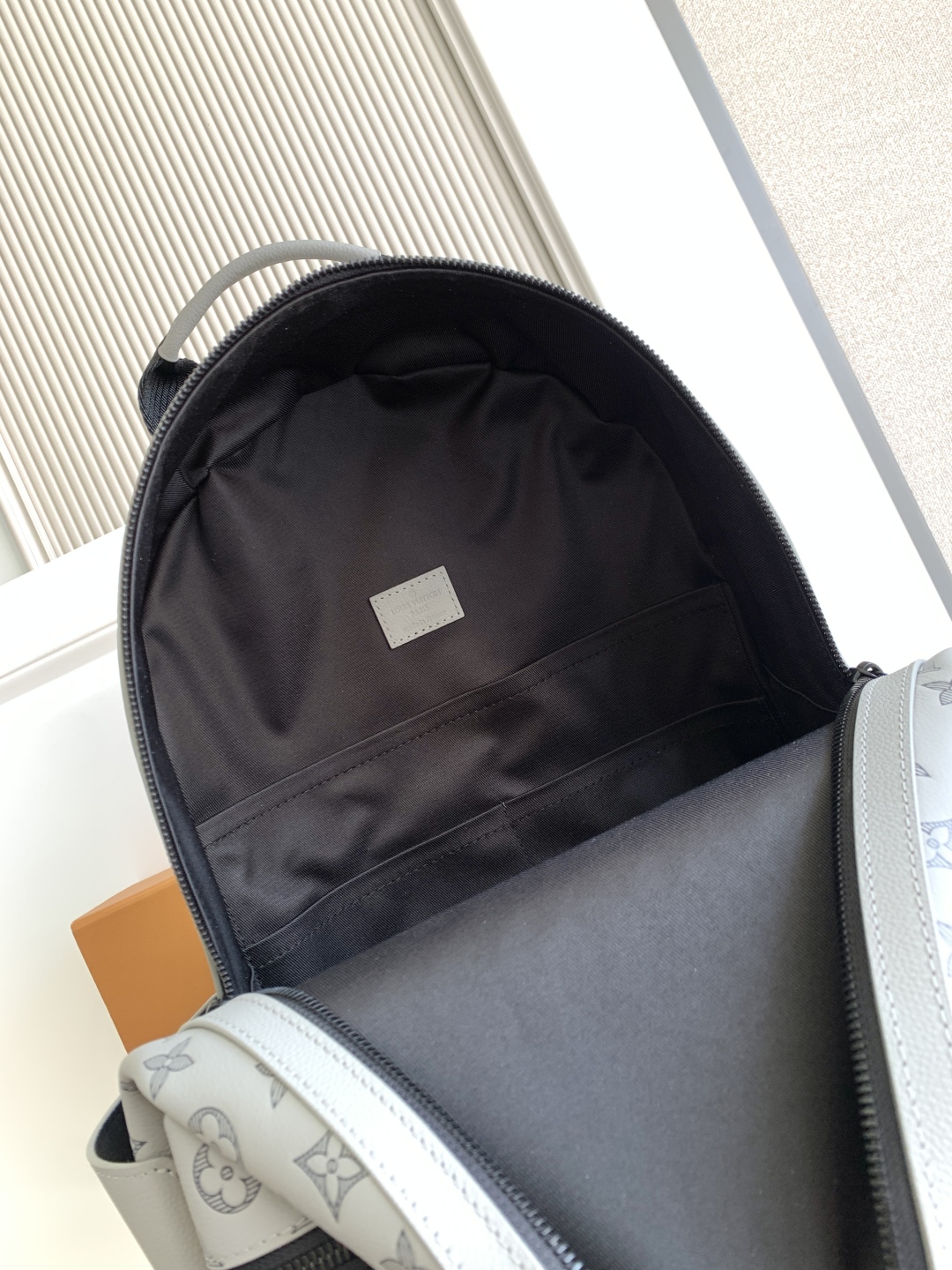 LOUIS VUITTON Discovery モノグラムエンボス スモークグレー バックパック ルイヴィトン