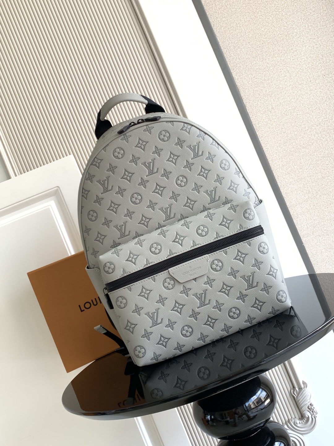 LOUIS VUITTON Discovery モノグラムエンボス スモークグレー バックパック ルイヴィトン