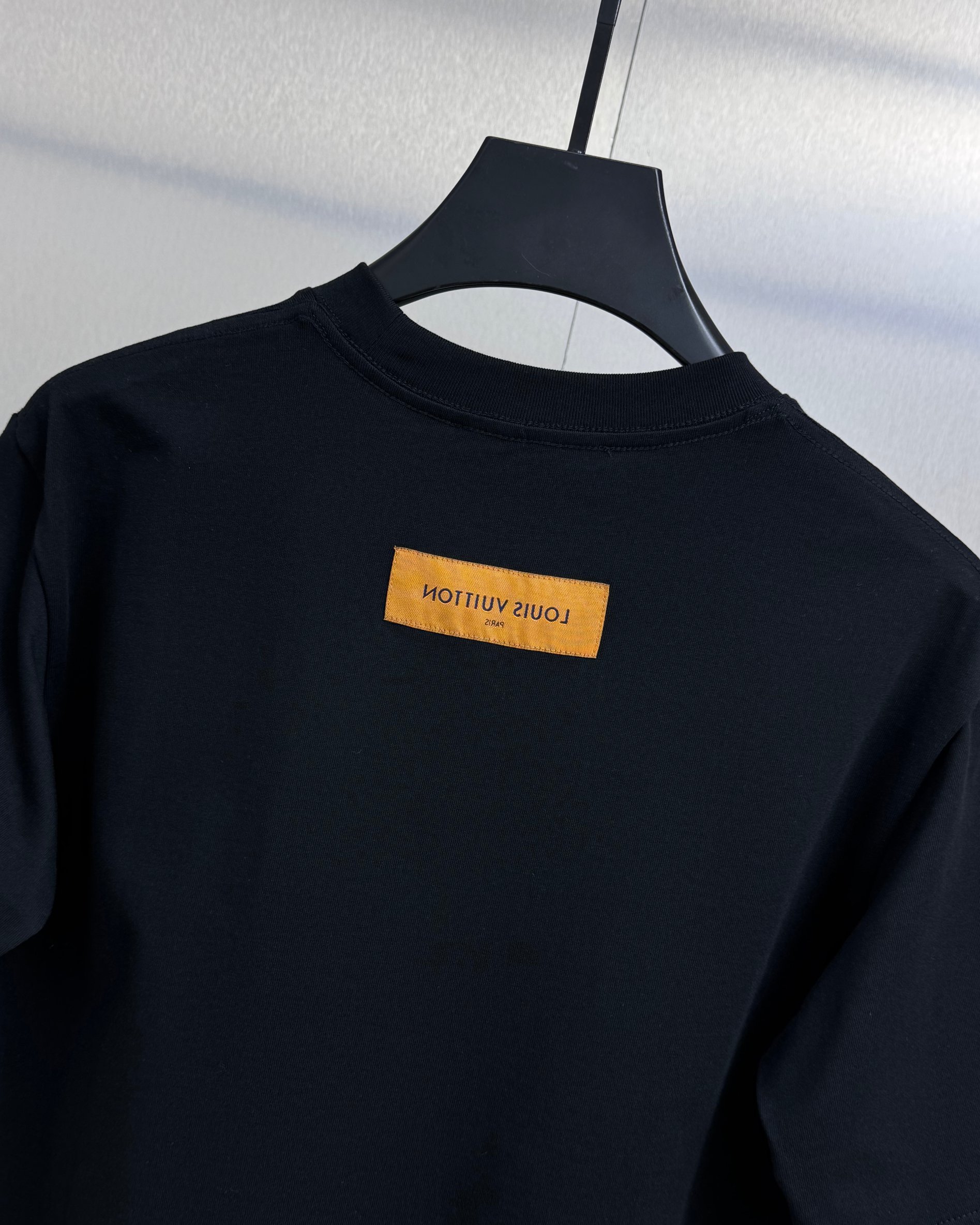 ルイ・ヴィトン エンボスロゴ カジュアル クルーネック 半袖Tシャツ