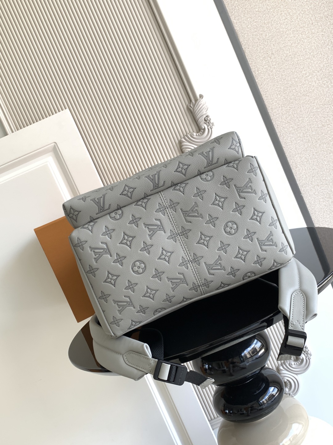 LOUIS VUITTON Discovery モノグラムエンボス スモークグレー バックパック ルイヴィトン