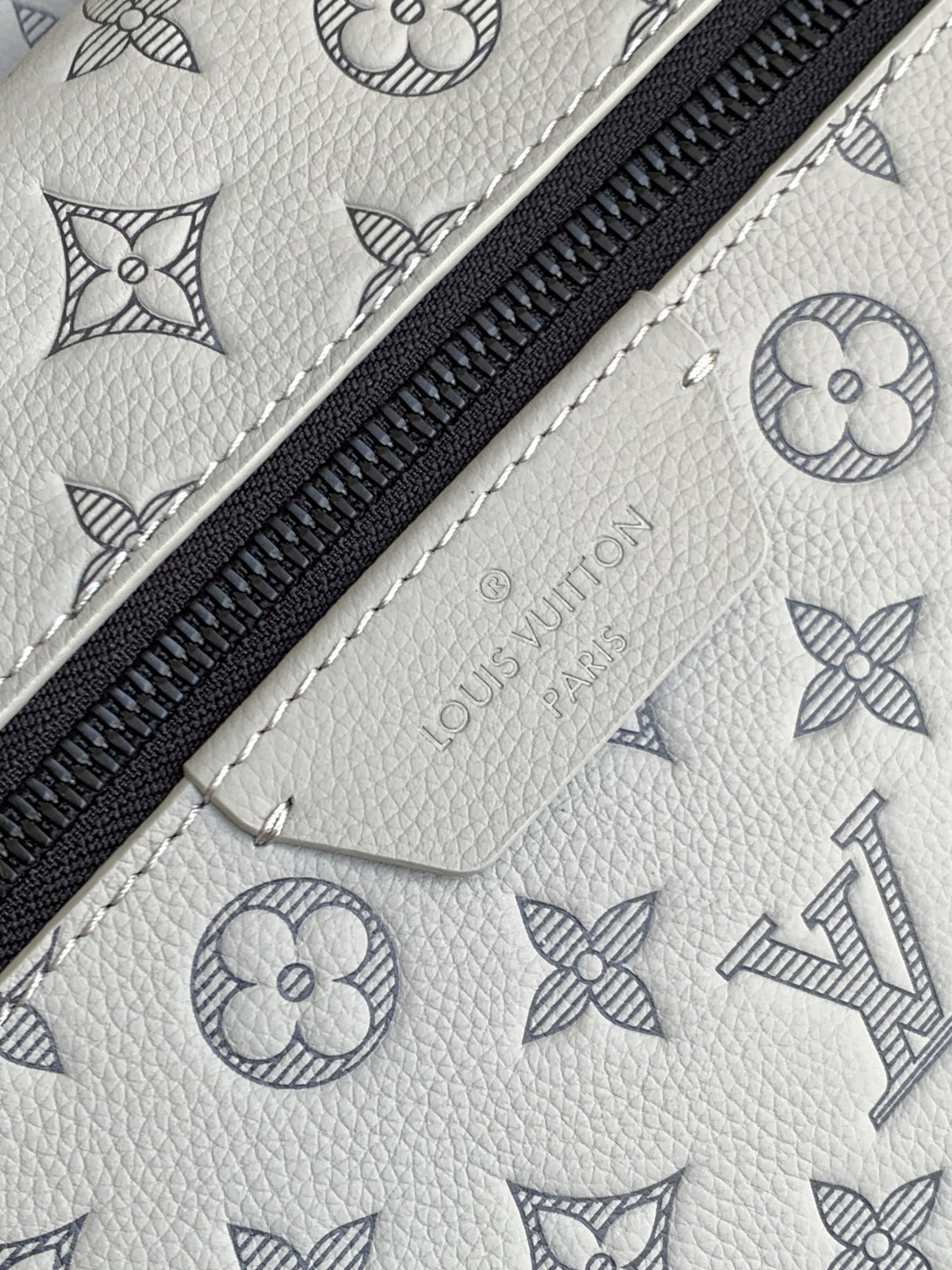 LOUIS VUITTON Discovery モノグラムエンボス スモークグレー バックパック ルイヴィトン