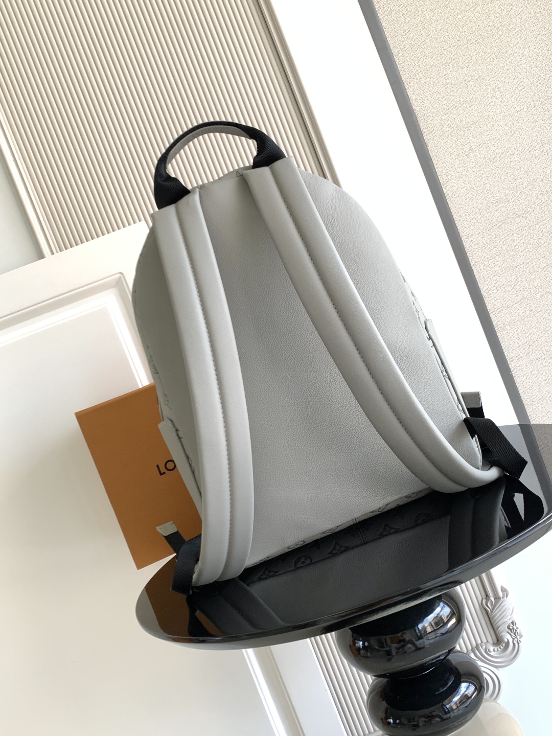 LOUIS VUITTON Discovery モノグラムエンボス スモークグレー バックパック ルイヴィトン