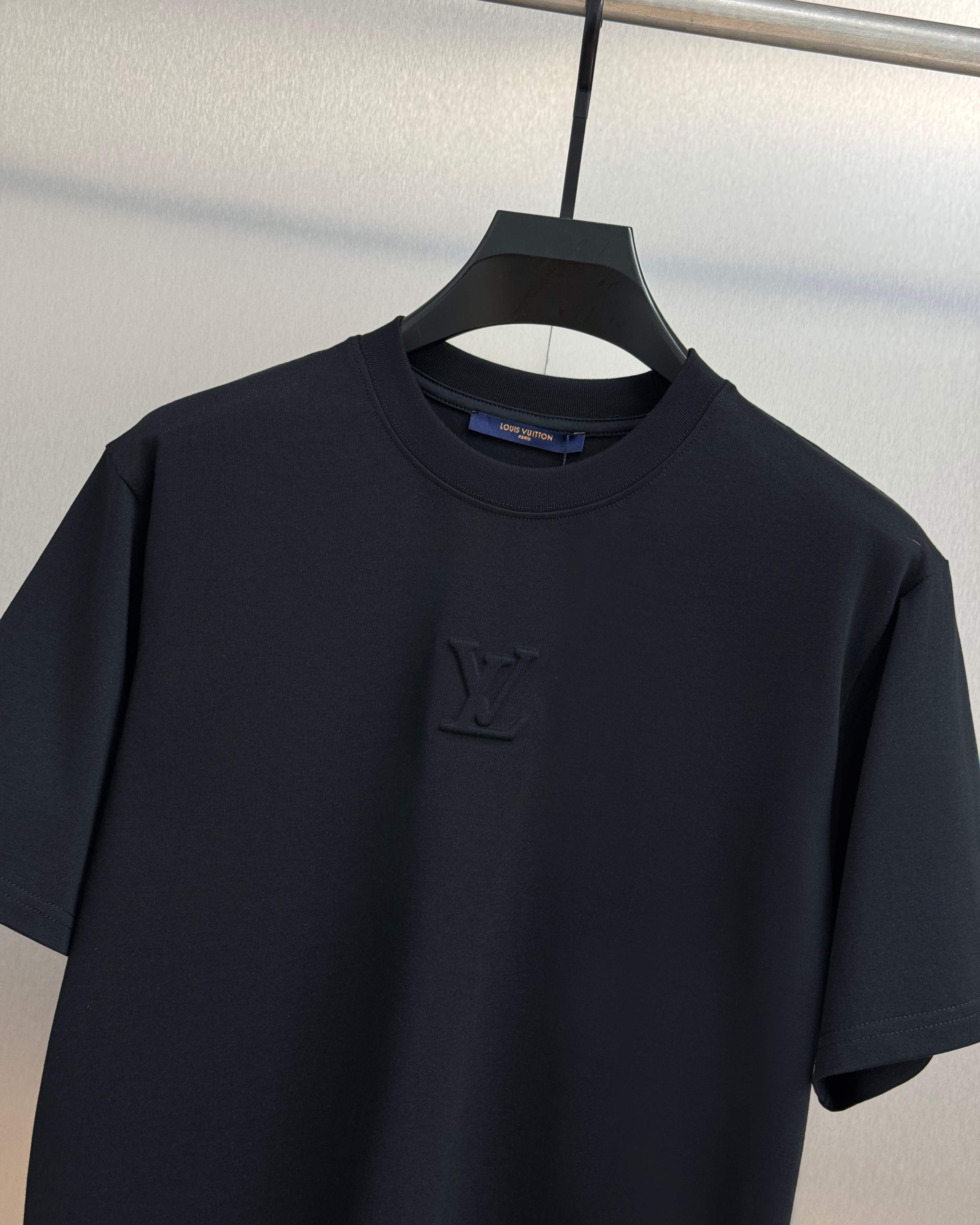 ルイ・ヴィトン エンボスロゴ カジュアル クルーネック 半袖Tシャツ