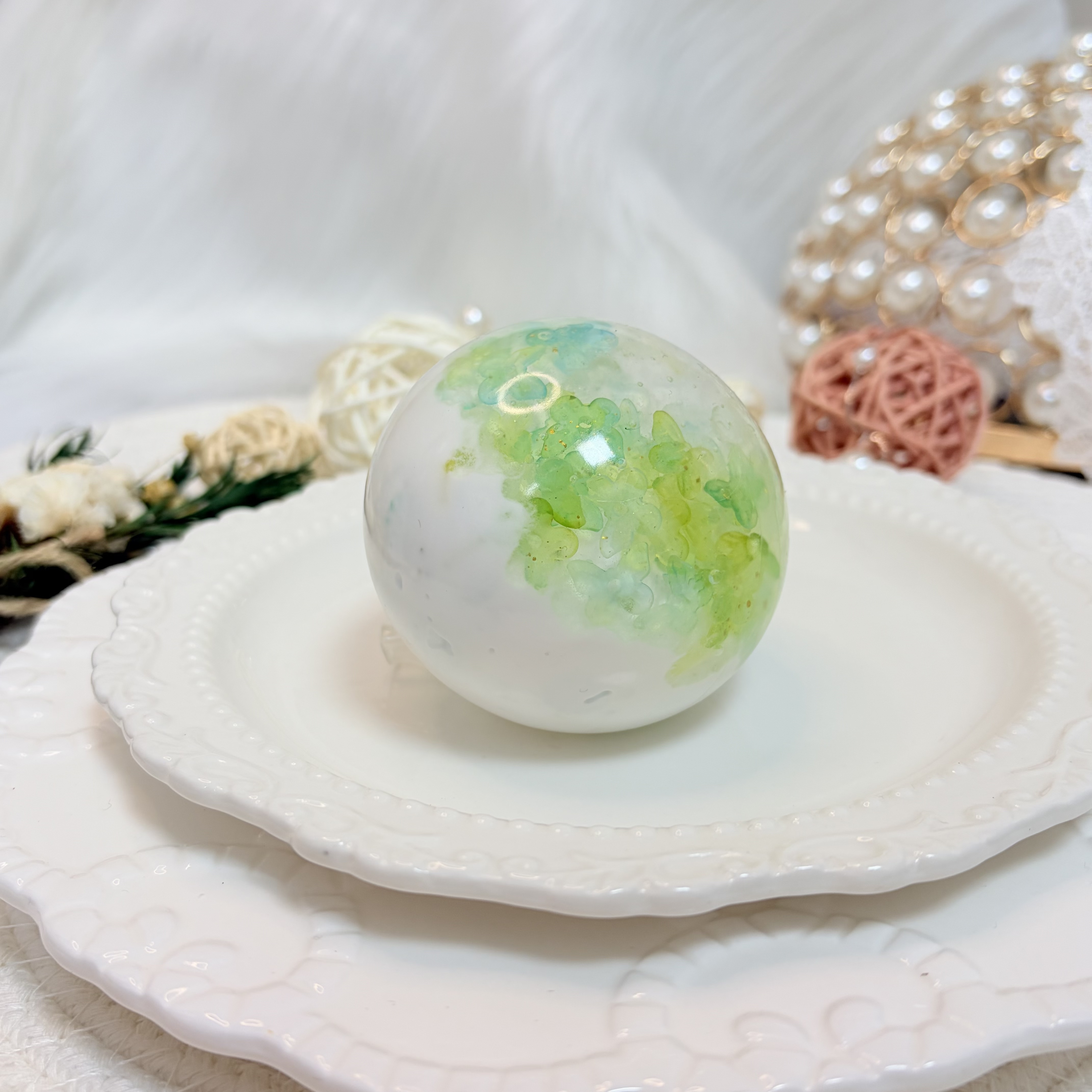 上品で夢のような雰囲気、形が作りやすい、前例のない手触り、ハンドメイドのボール型おもちゃ.unprecedented hand feel，handmade toy ball.