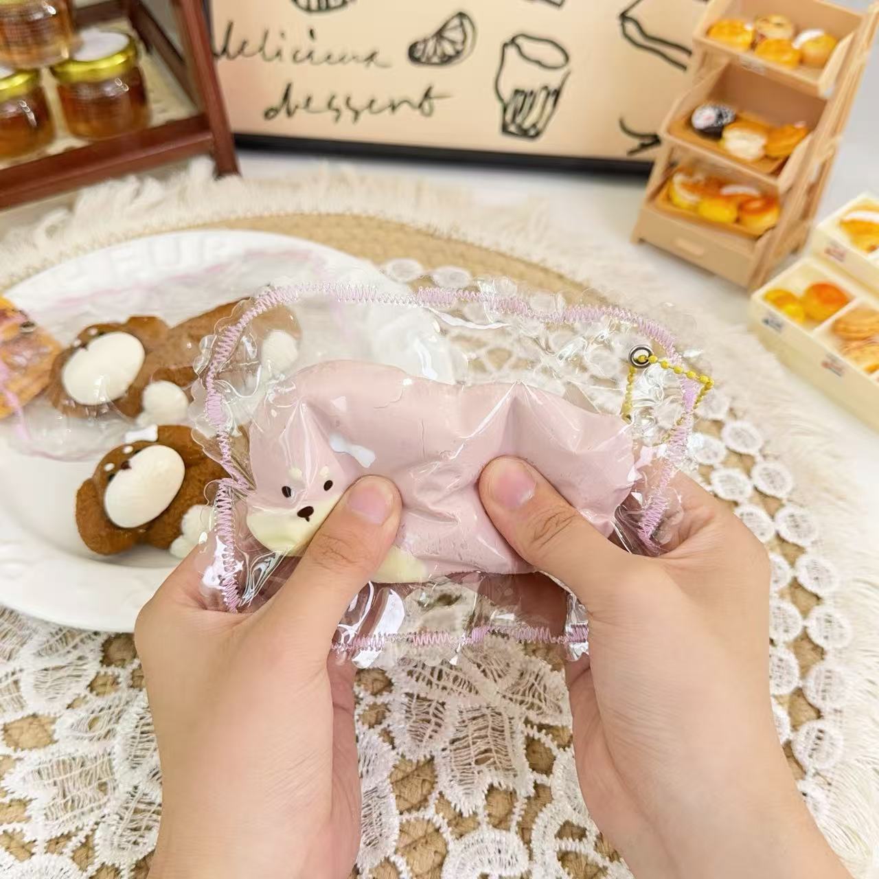 【泥っぽい感じ】Dachshund，押して潰せるおもちゃ，ストレス解消おもちゃ，食べられません.Squishy，Stress Relief Toy，high-quality handmade product. Not a food item.  A perfect gift.