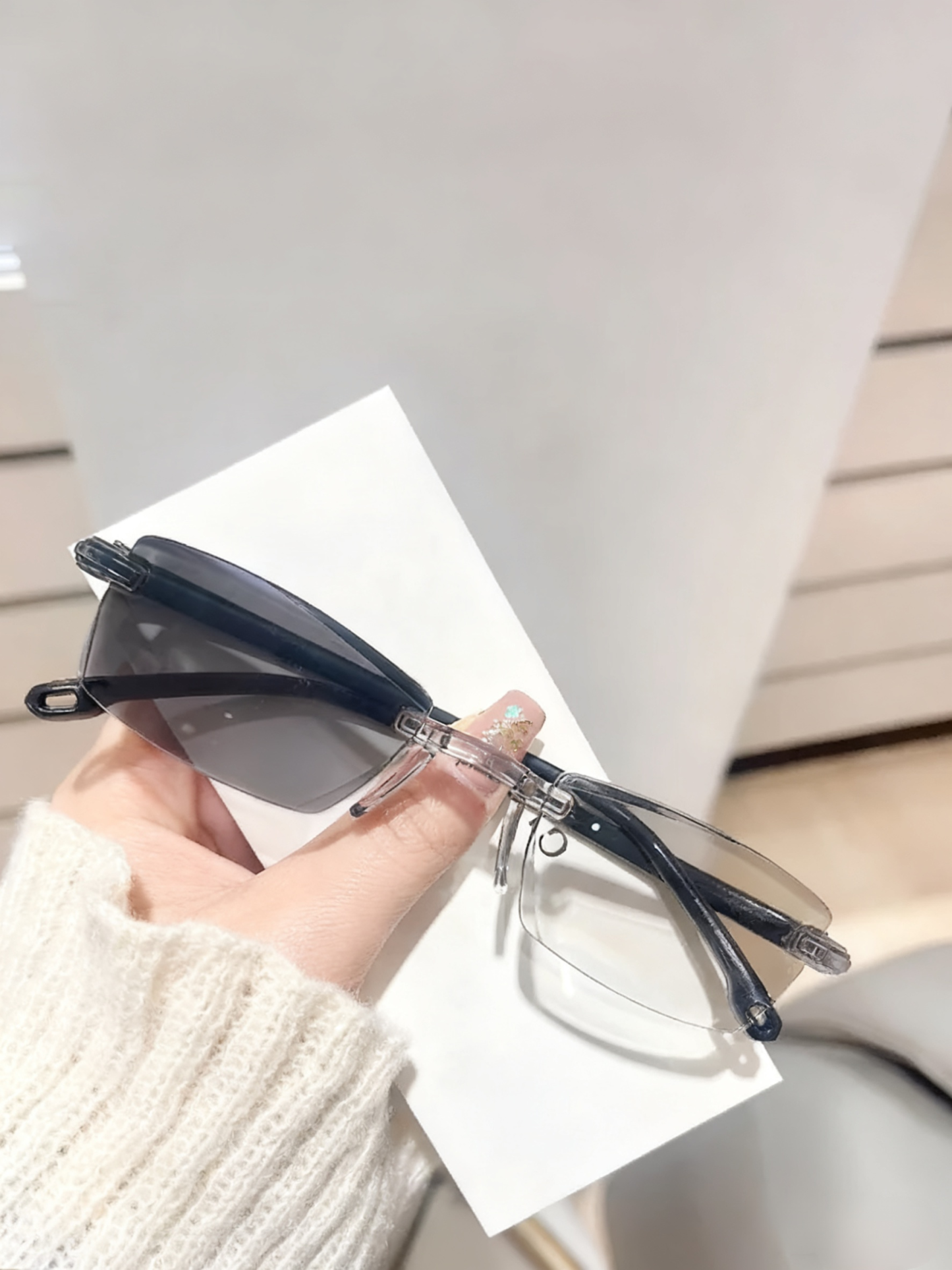 Color-changing anti-blue light presbyopia glasses