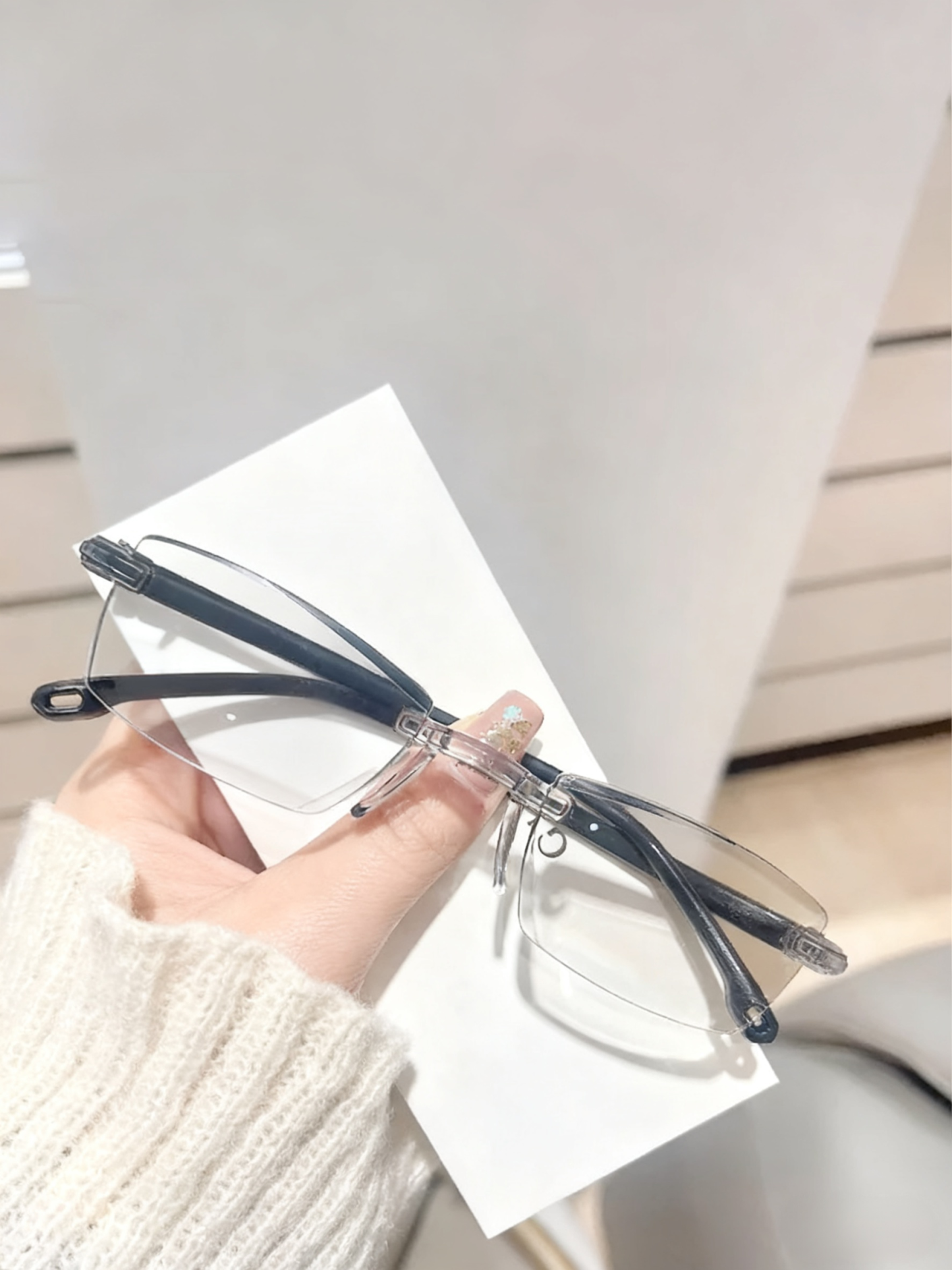 Color-changing anti-blue light presbyopia glasses