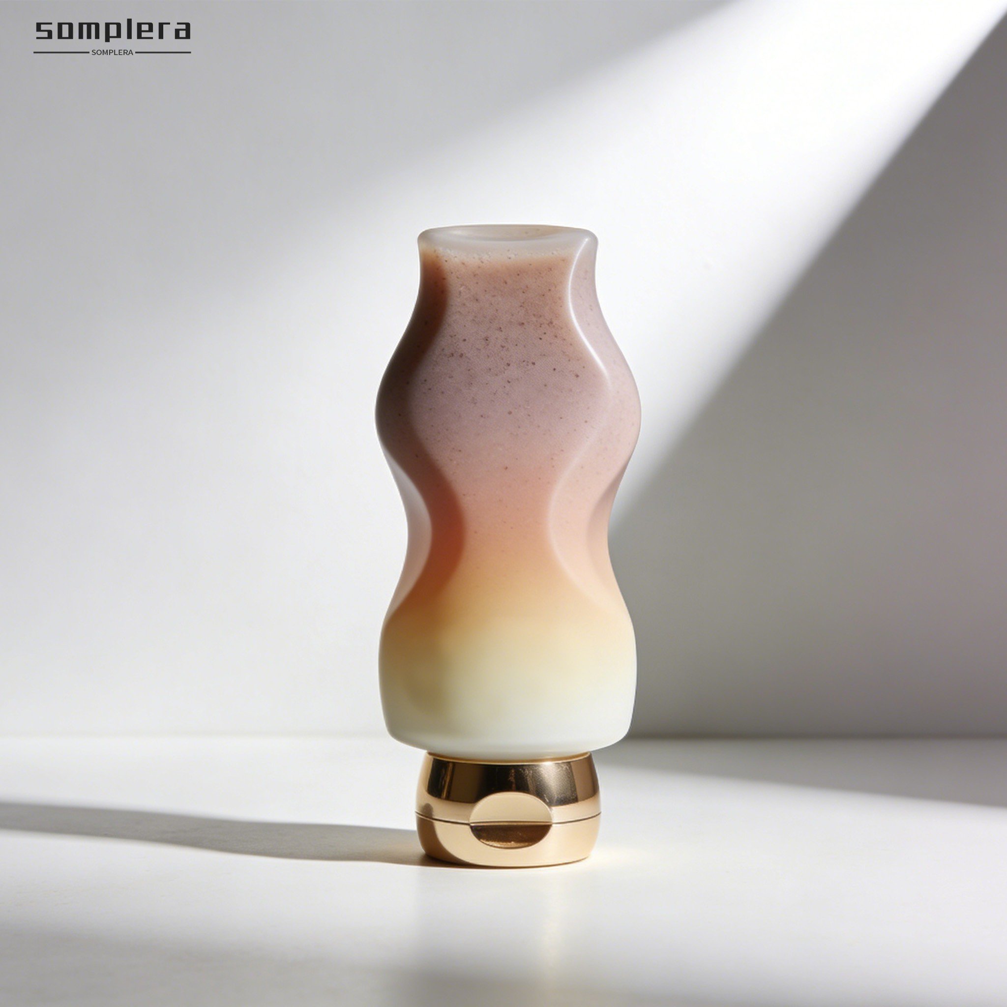 潔面磨砂膏擠出質地細膩溫和