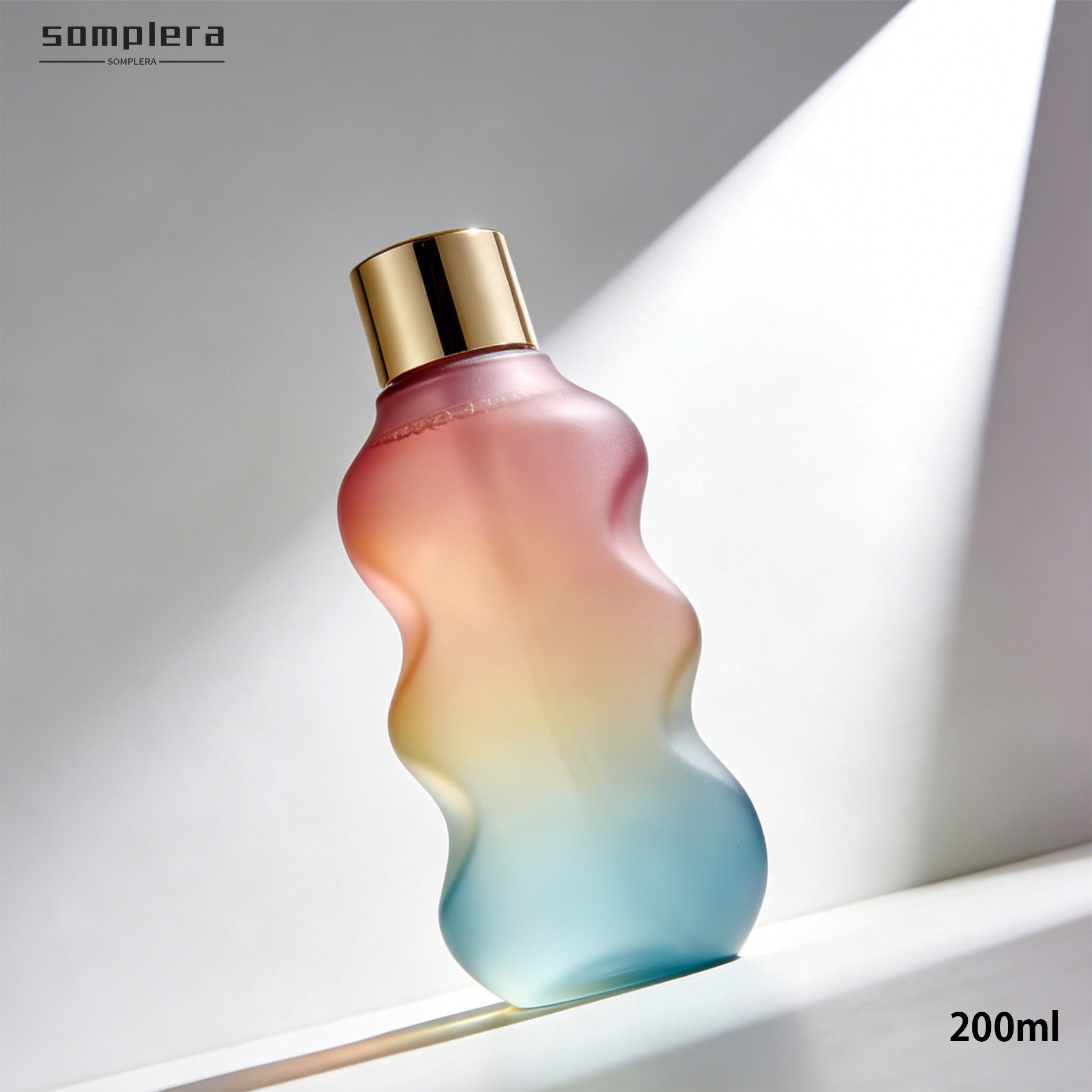 卸妝油用於臉部清潔示意圖