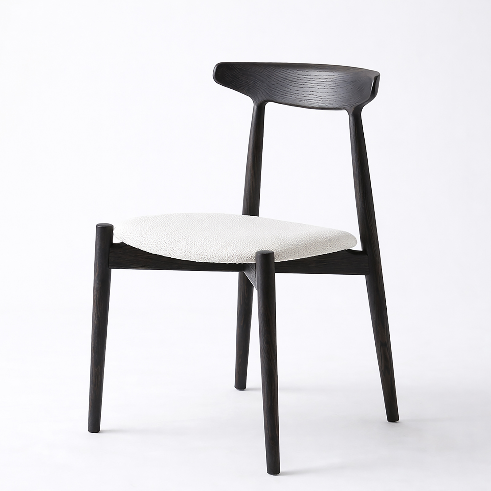 黒色アッシュウッドシュケチェア 柔らかいクッション付き | 北欧風ダイニングチェア