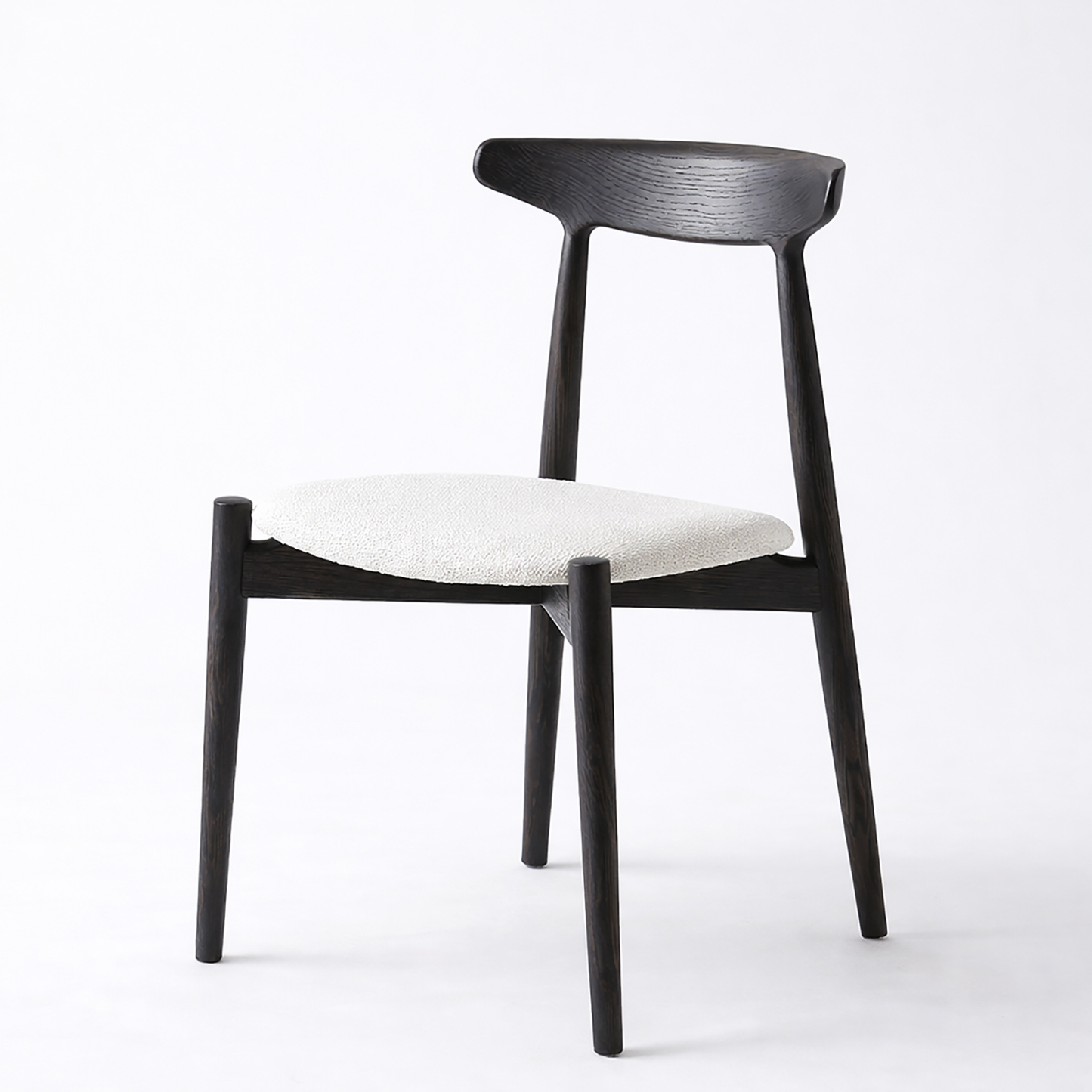 黒色アッシュウッドシュケチェア 柔らかいクッション付き | 北欧風ダイニングチェア