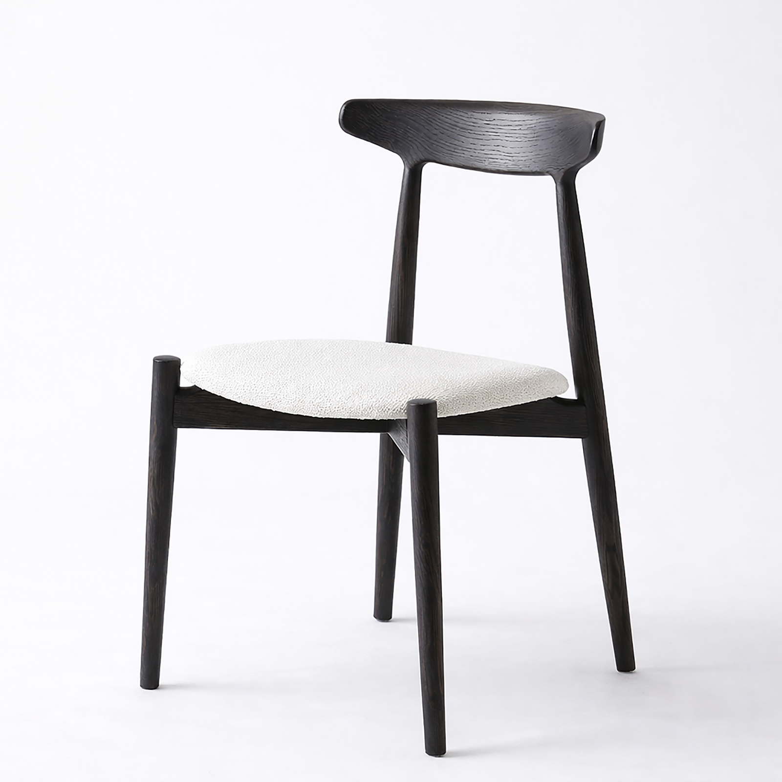 黒色アッシュウッドシュケチェア 柔らかいクッション付き | 北欧風ダイニングチェア