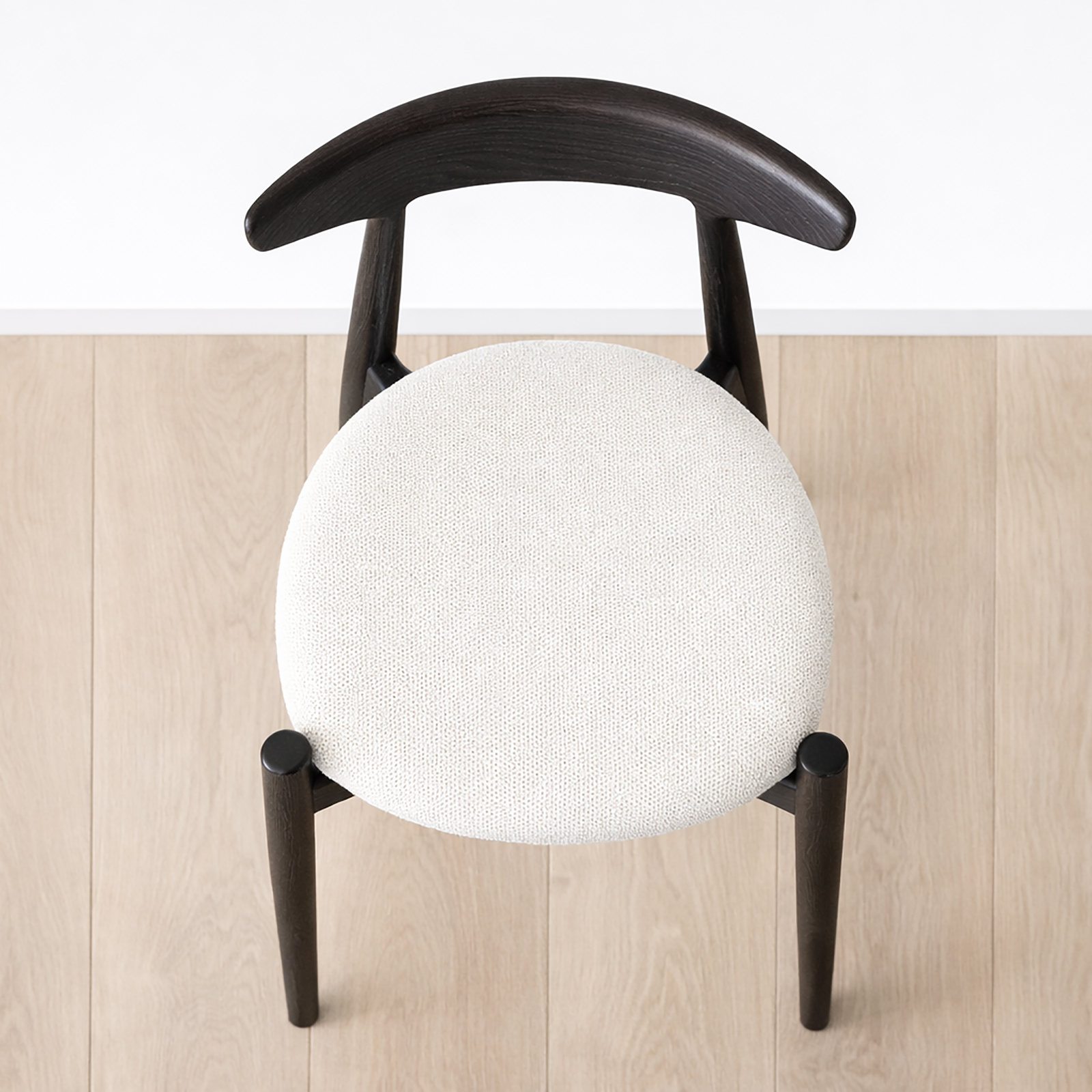 黒色アッシュウッドシュケチェア 柔らかいクッション付き | 北欧風ダイニングチェア
