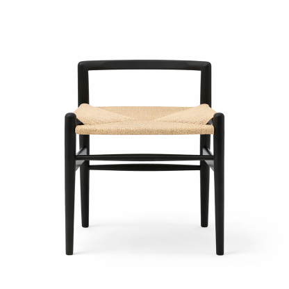 無垢のアッシュ材と手編みの座面が、毎日の暮らしをやさしく支えるチェア