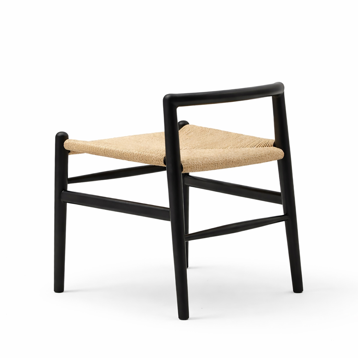 無垢のアッシュ材と手編みの座面が、毎日の暮らしをやさしく支えるチェア