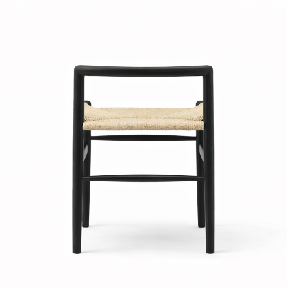 無垢のアッシュ材と手編みの座面が、毎日の暮らしをやさしく支えるチェア