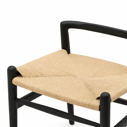 無垢のアッシュ材と手編みの座面が、毎日の暮らしをやさしく支えるチェア