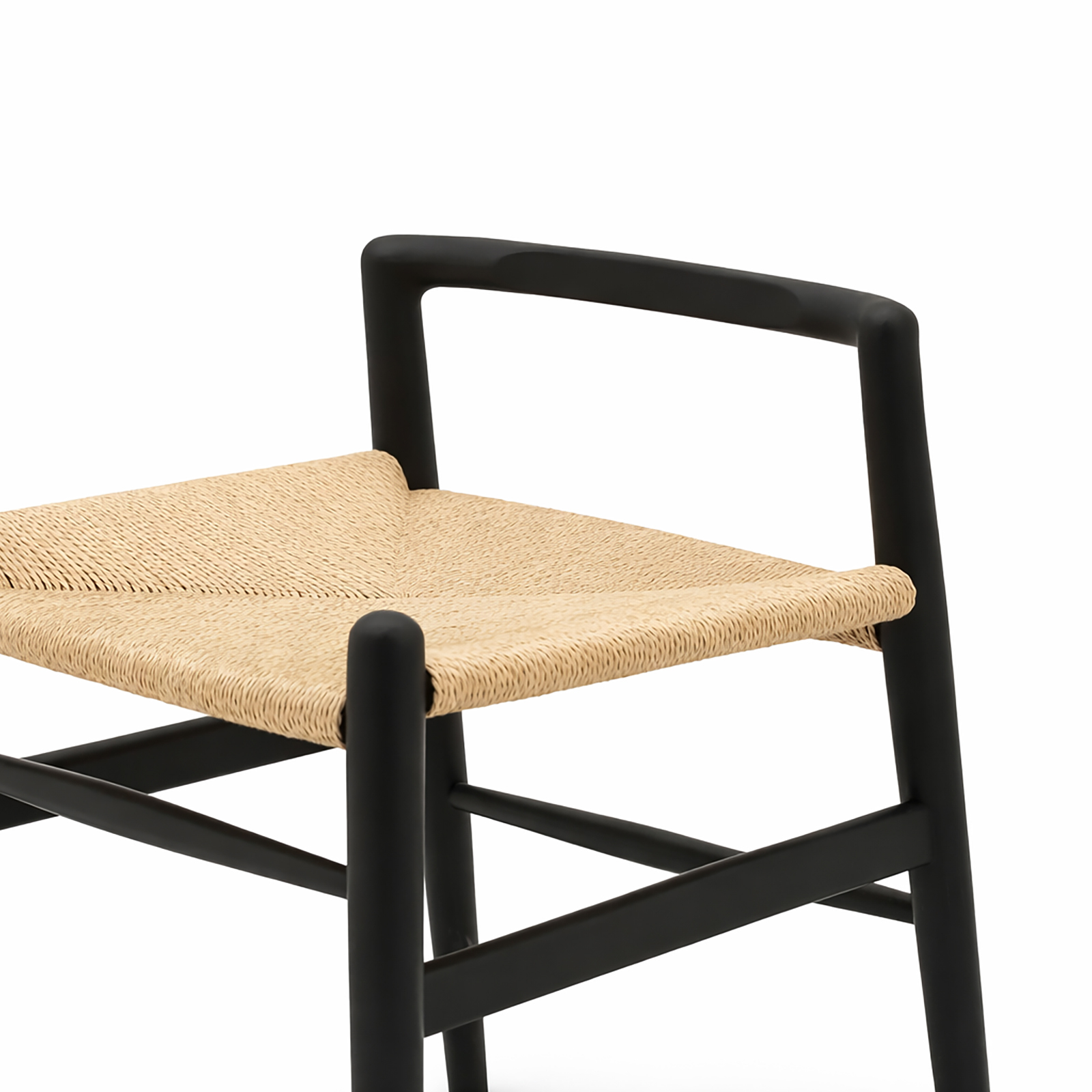 無垢のアッシュ材と手編みの座面が、毎日の暮らしをやさしく支えるチェア