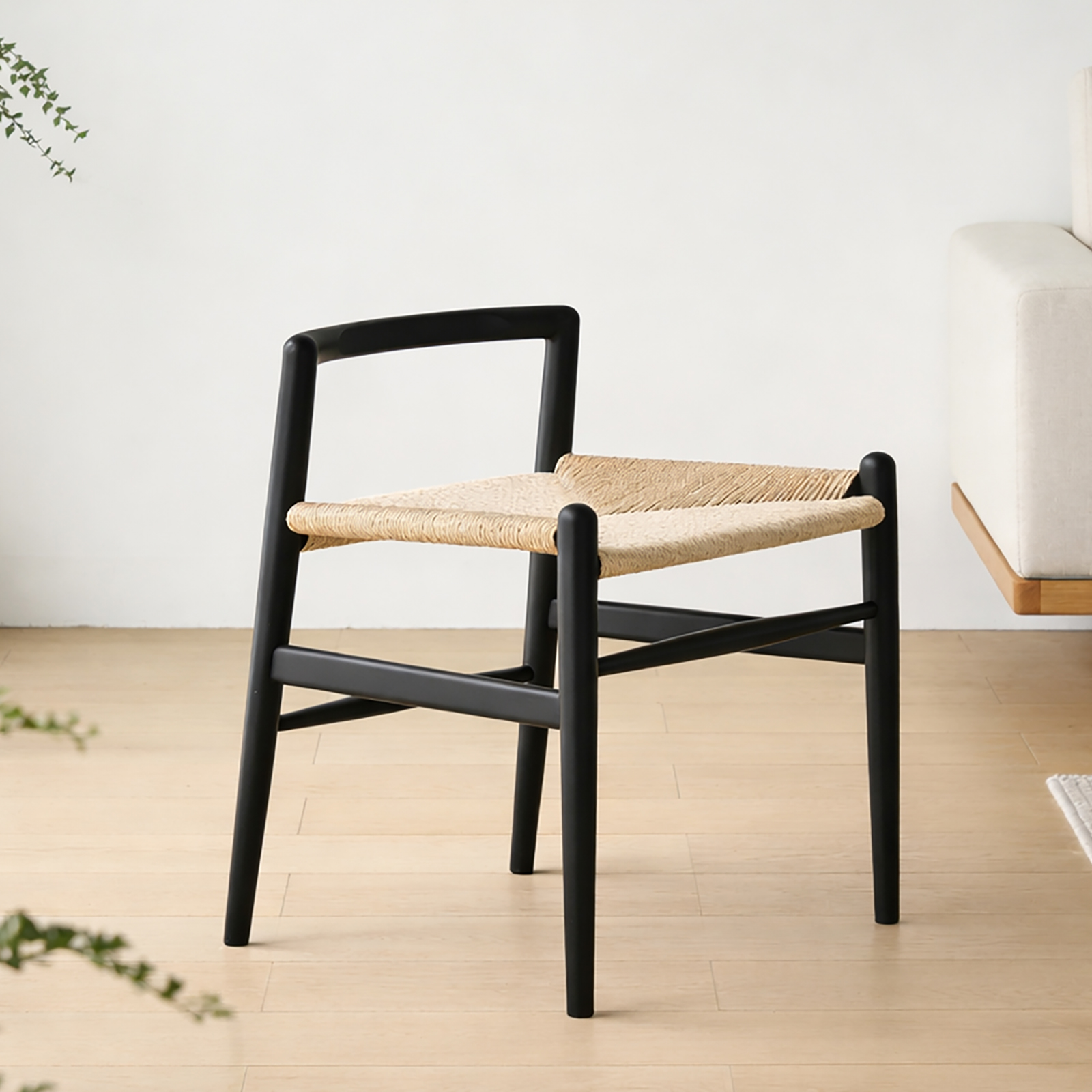 無垢のアッシュ材と手編みの座面が、毎日の暮らしをやさしく支えるチェア