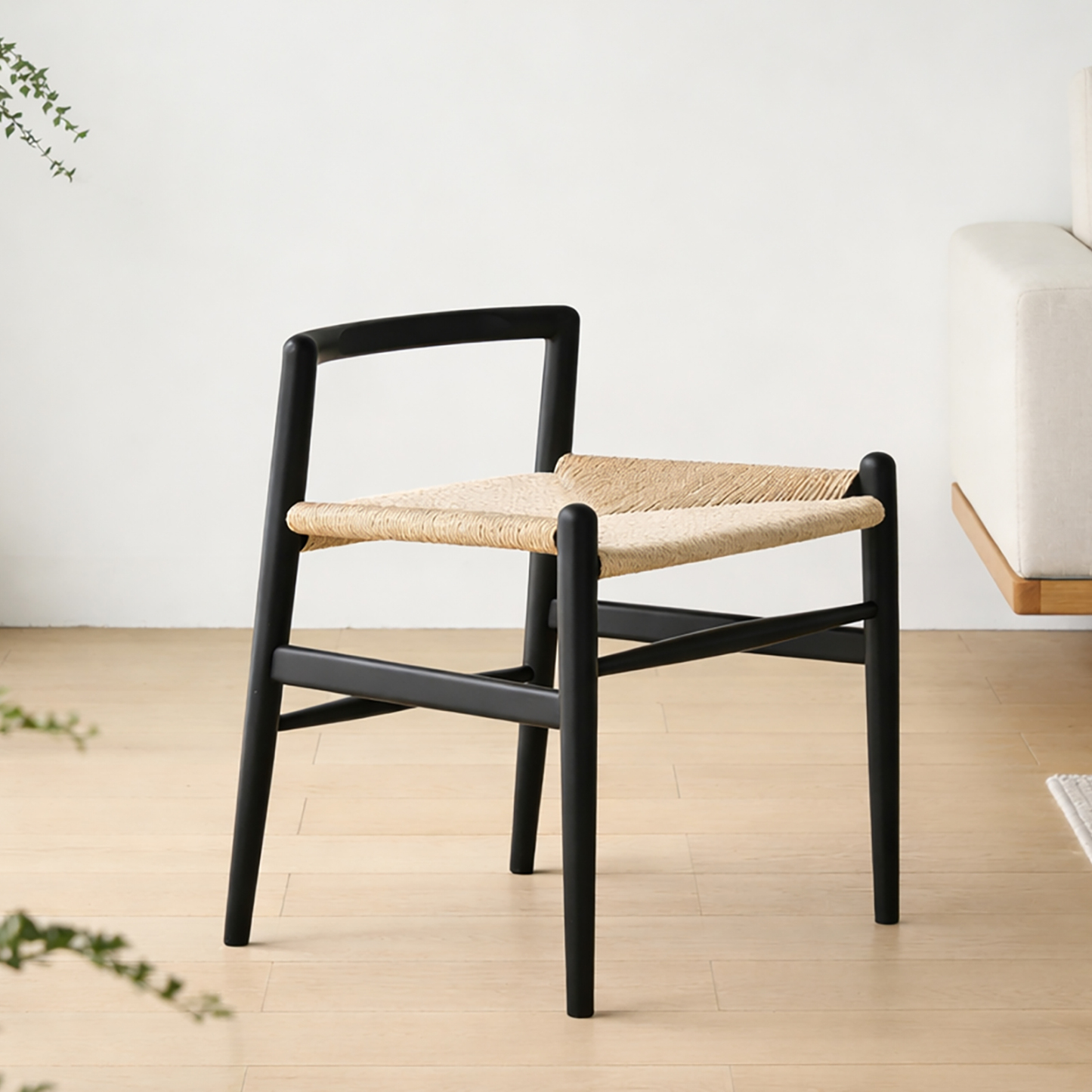 無垢のアッシュ材と手編みの座面が、毎日の暮らしをやさしく支えるチェア